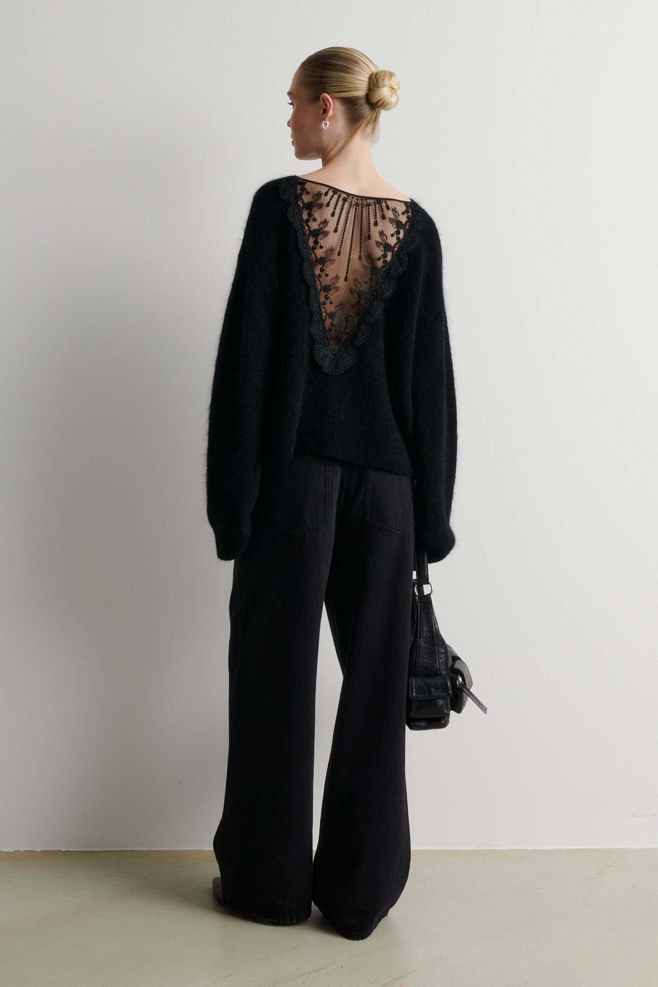 Brook Lace O-Neck striktrøje – sort
