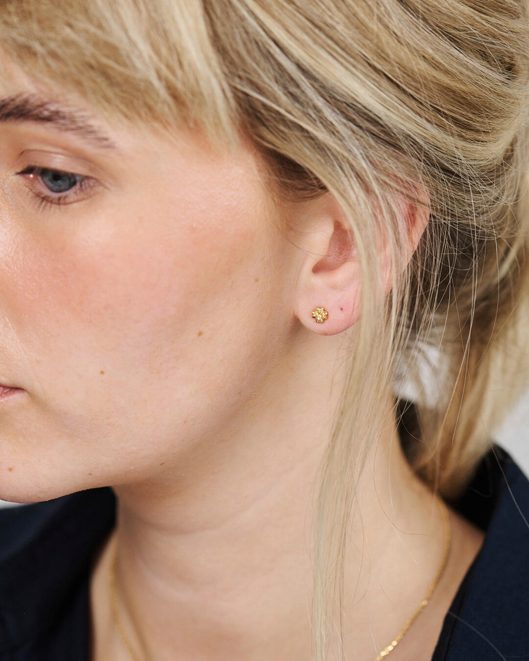 Serene Clover ørestikker - forgyldt