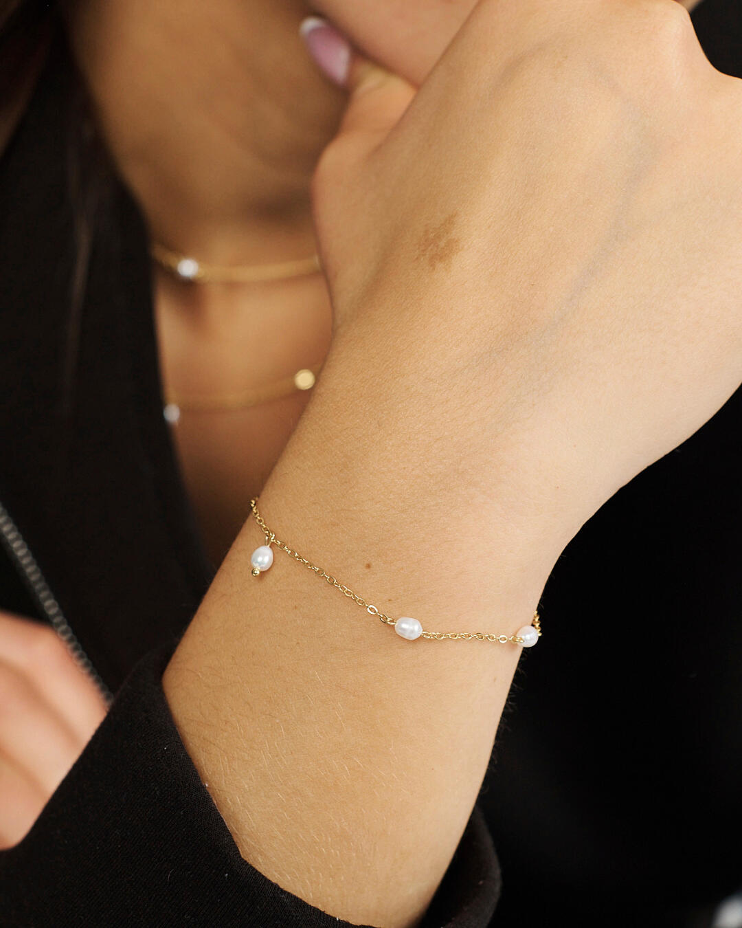 Trace Pearl armbånd - forgyldt