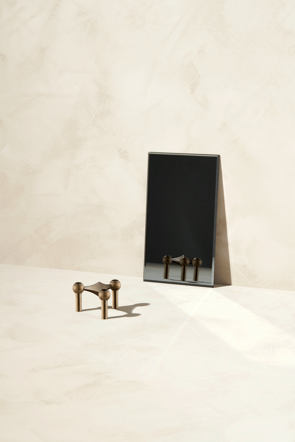 Nagel lysestage - bruneret messing