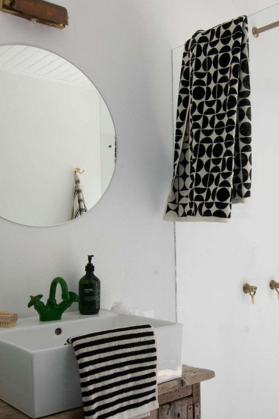 Pinstripe håndklæde, Black/Cream - 45x65 cm