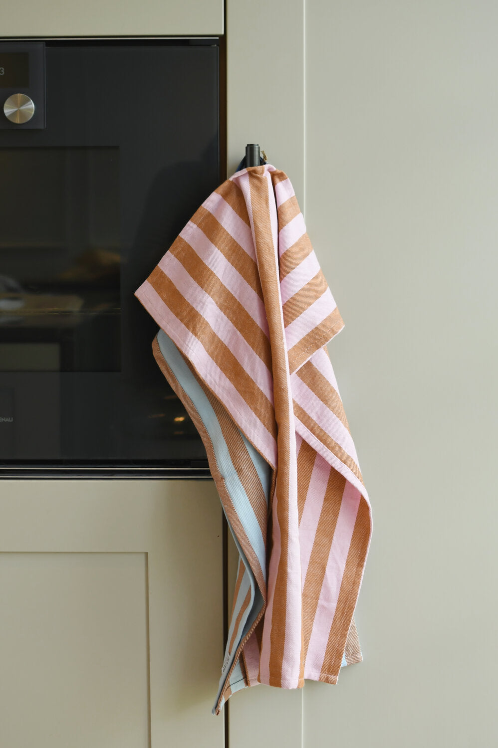 Stribet viskestykke, rosa/orange - 70x50 cm.