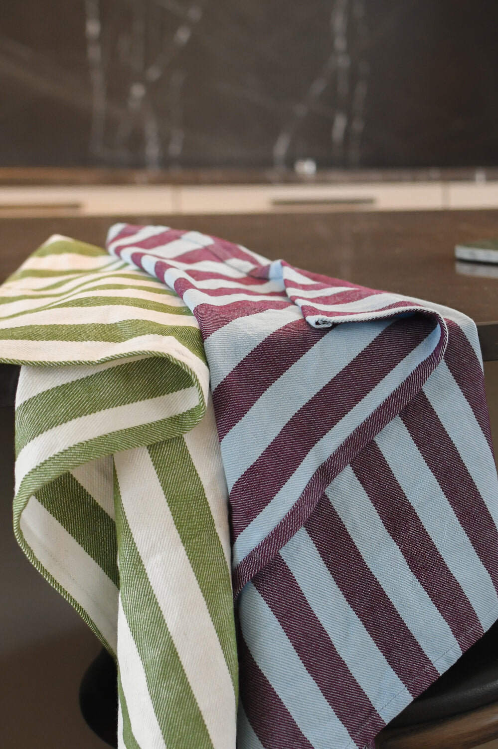 Stribet viskestykke, lysblå/bordeaux - 70x50 cm.