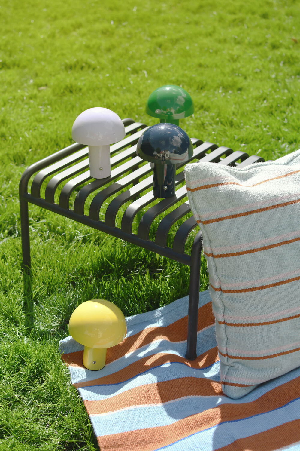 Glossy Mushroom LED bordlampe, blå - H21,5 cm.