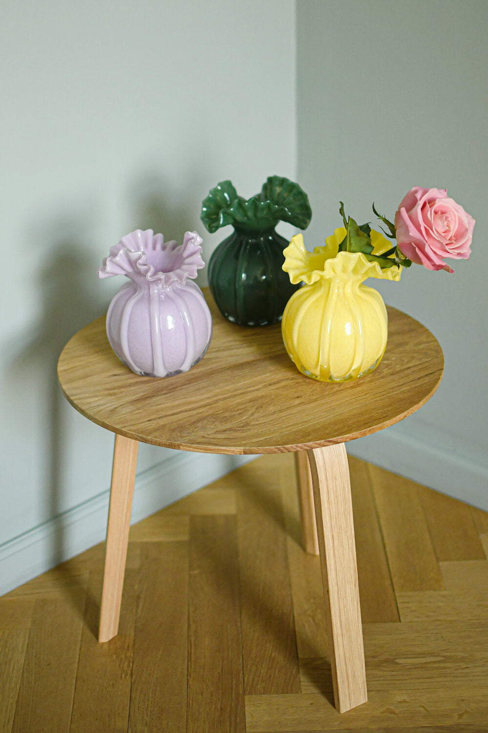 Vase med bølget kant, grøn - H17cm