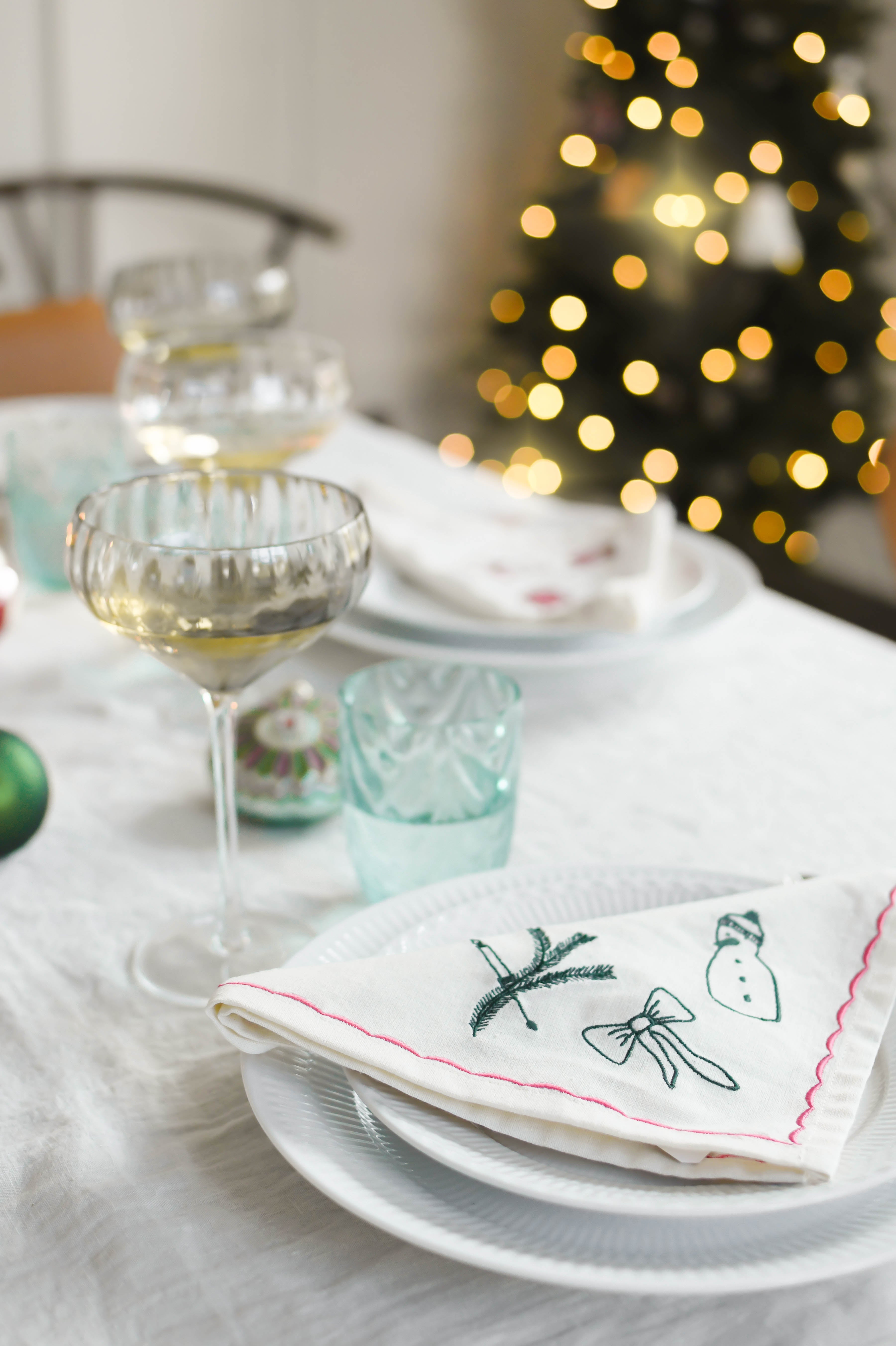 Julebroderet mundserviet, pink/grøn - 40x40 cm.