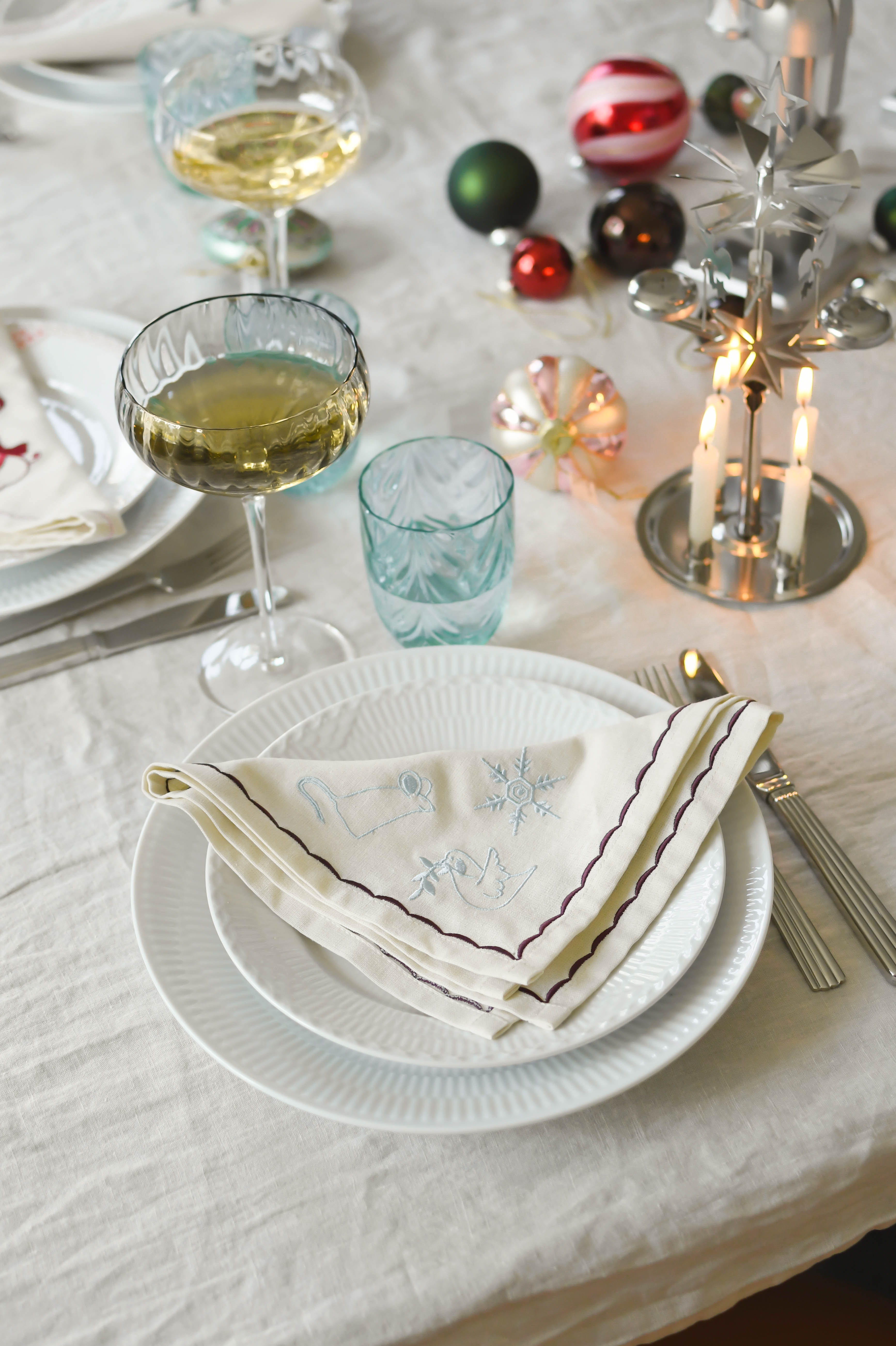 Julebroderet mundserviet, bordeaux/lysblå - 40x40 cm.