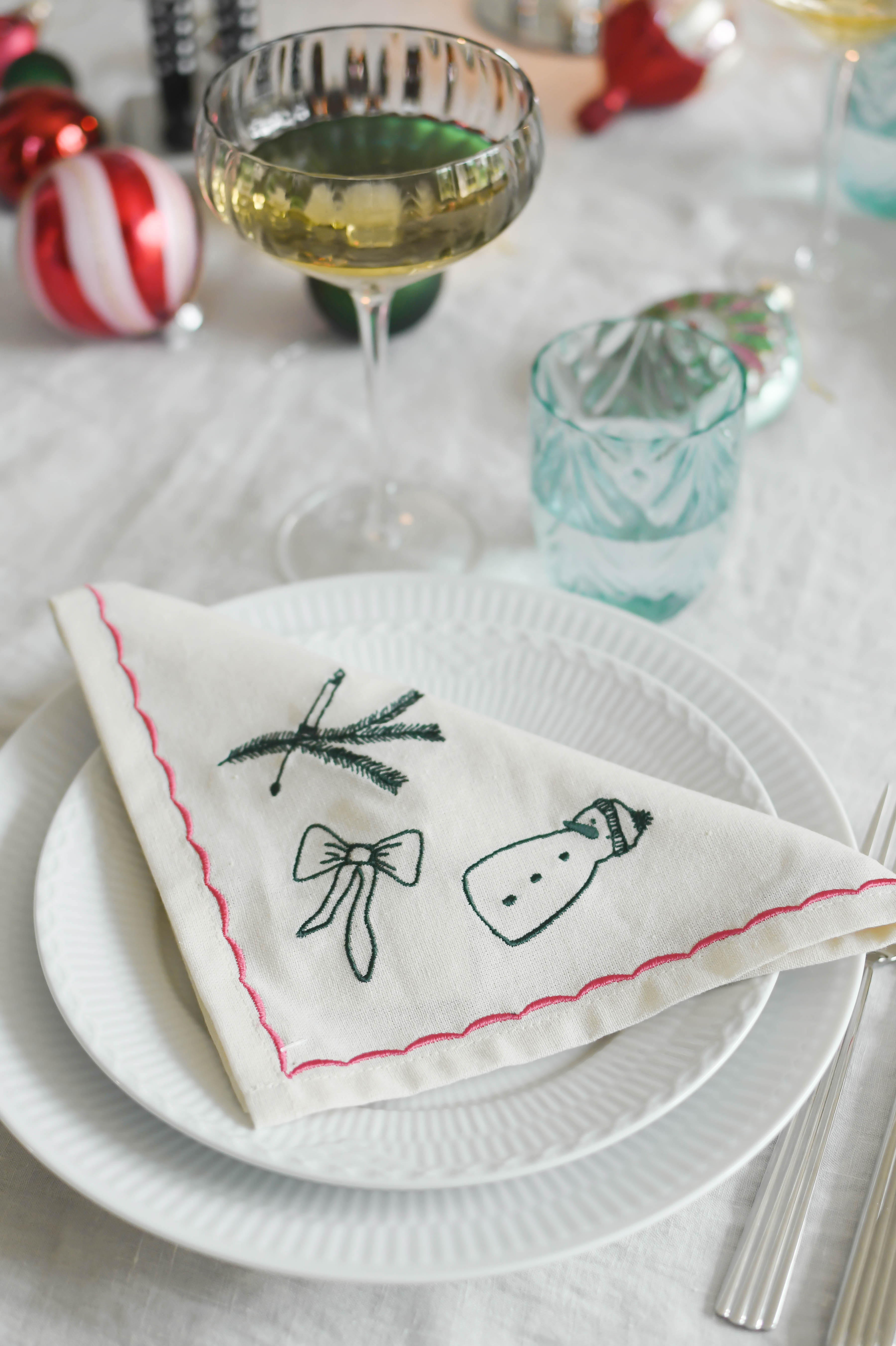 Julebroderet mundserviet, pink/grøn - 40x40 cm.