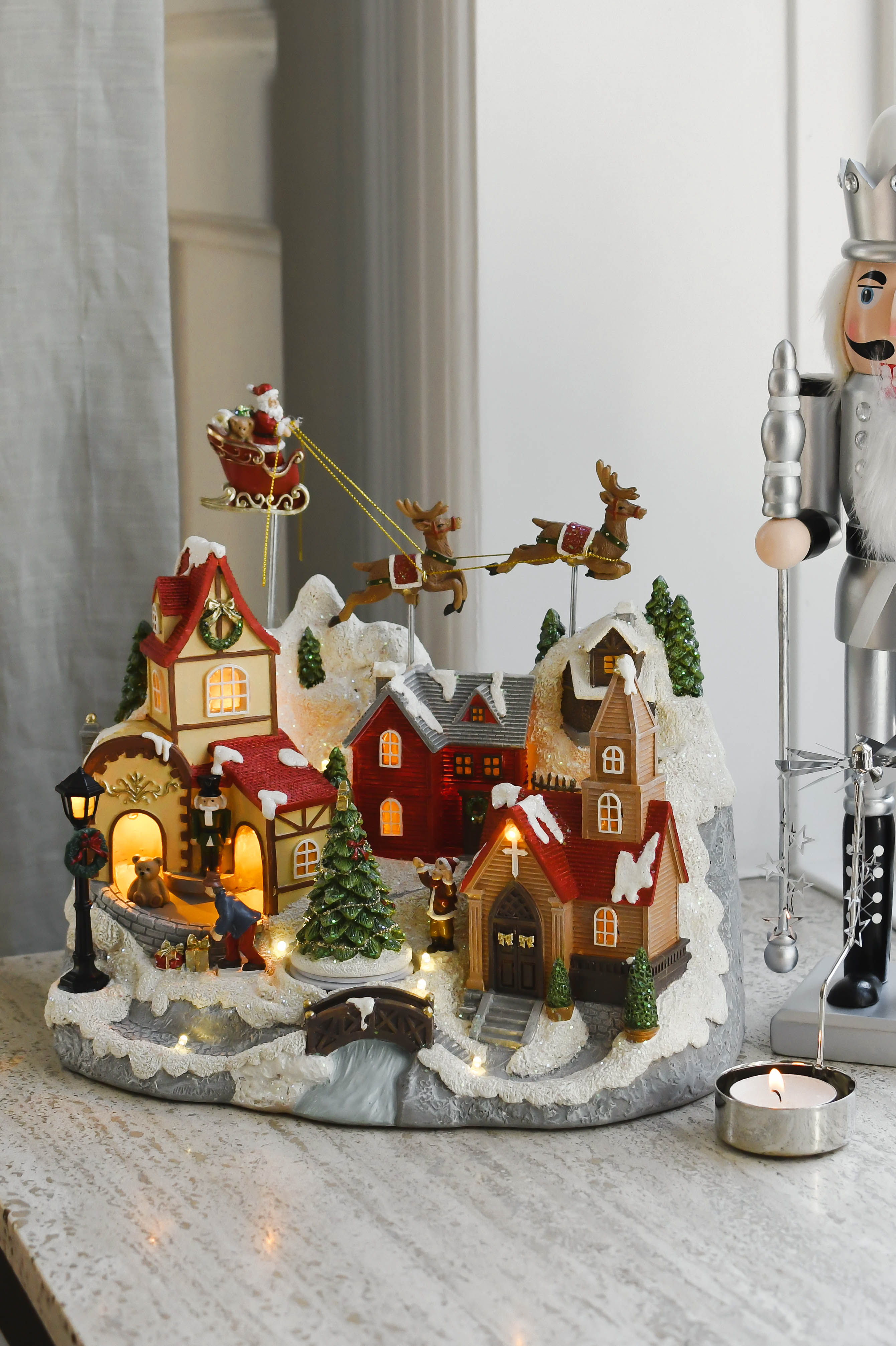 Julemandens værksted figur m. lys & musik - B27 cm.