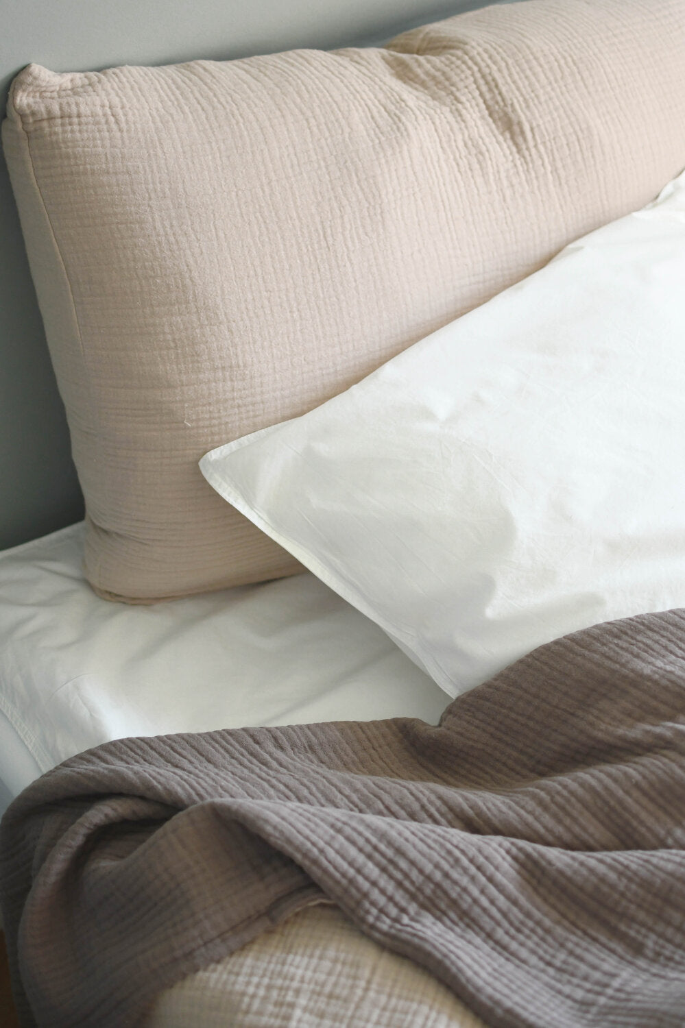 Dobbeltfarvet sengetæppe - lysebrun/mørkebrun