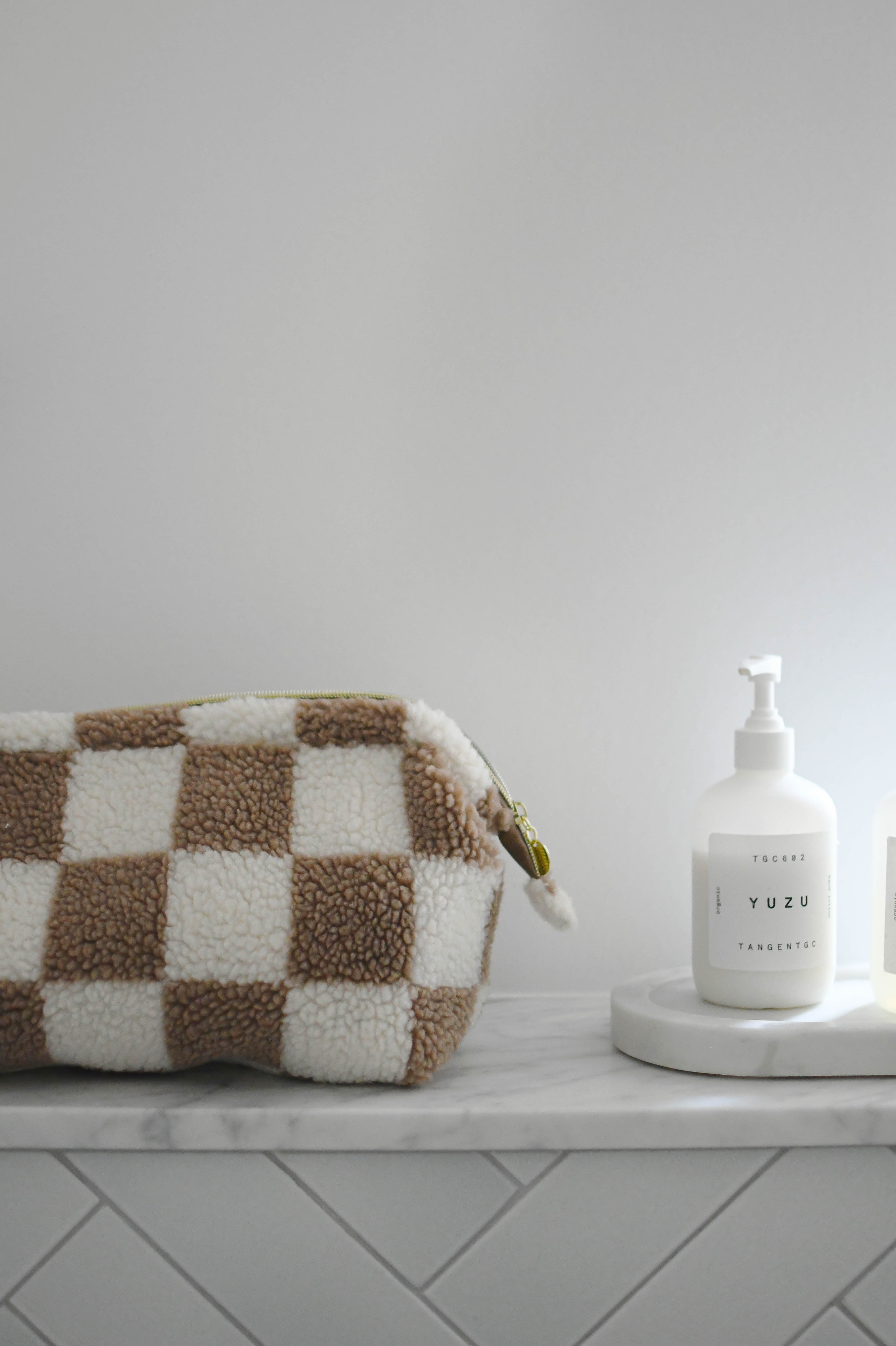 Toilettaske, brun/hvid - 12x28 cm.