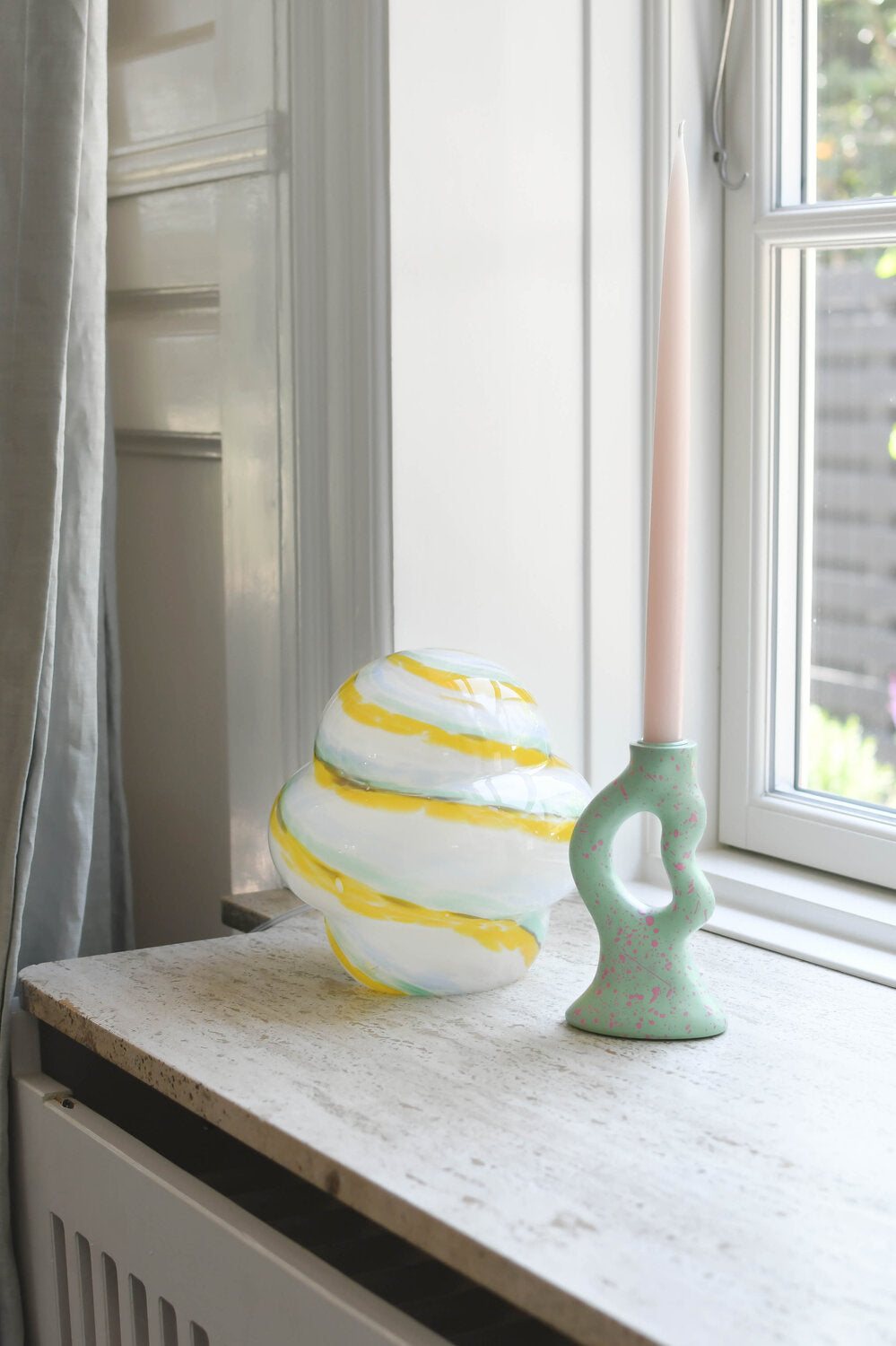 Plettet lysestage, mint/lilla - H17 cm.