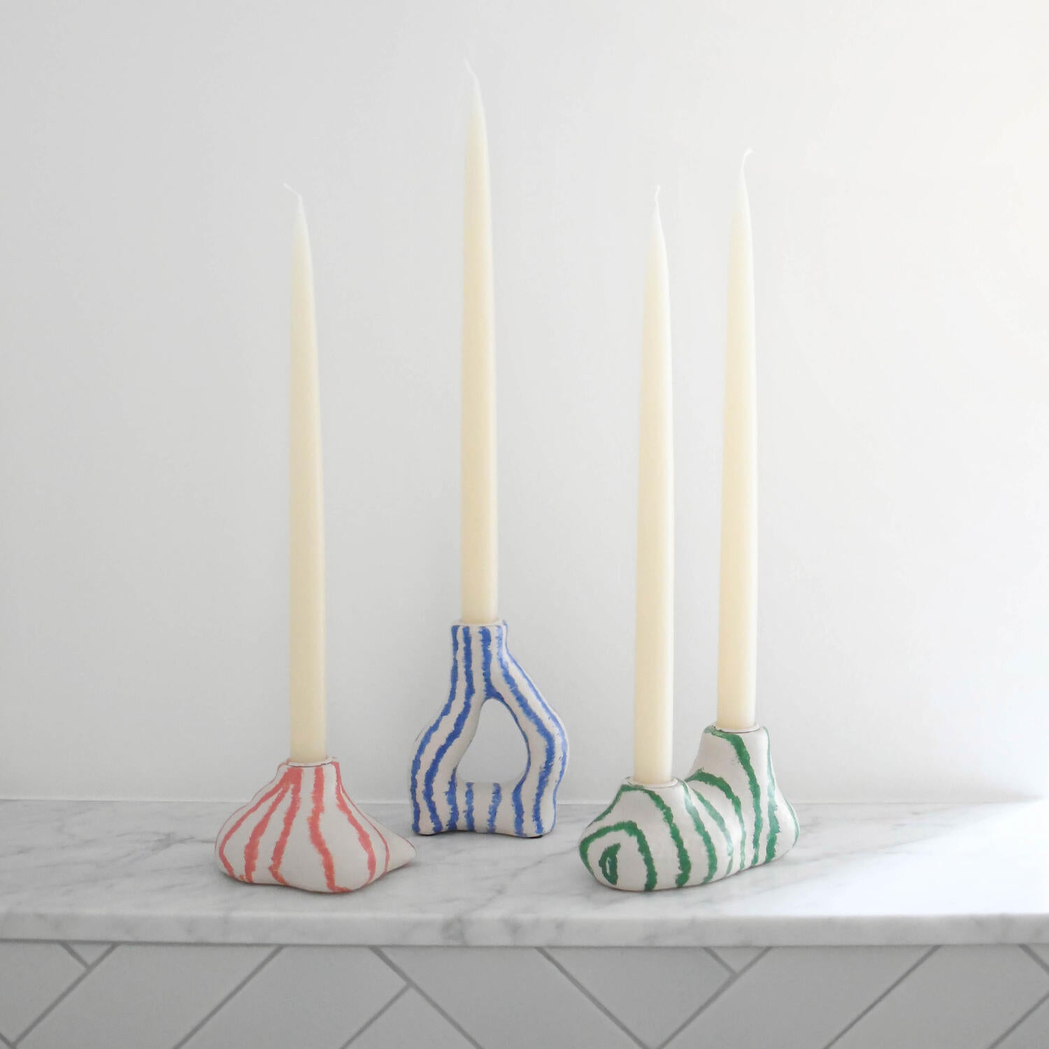 Stribet lysestage til 2 lys, hvid/grøn - H 8,5 cm.