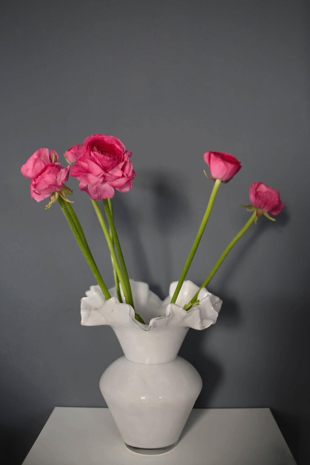 Vase med flæse kant, hvid - H21cm
