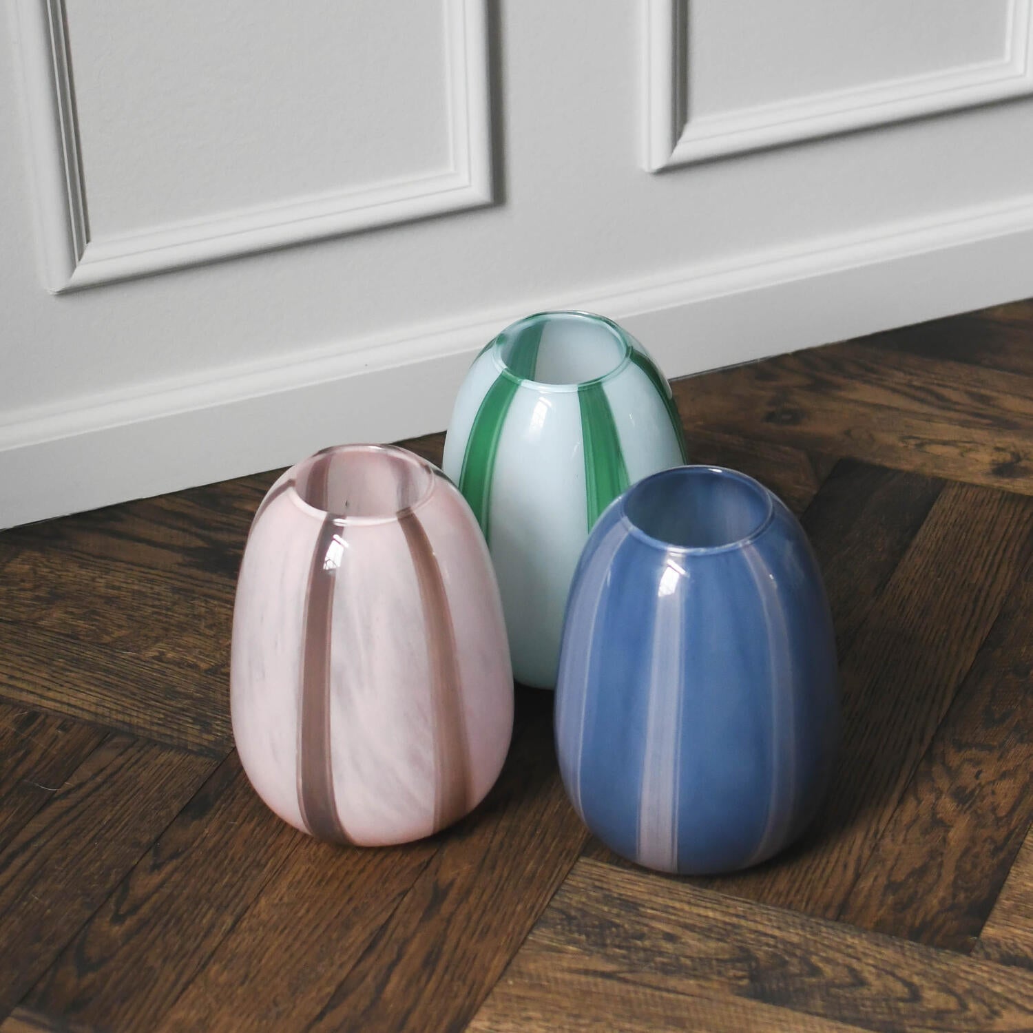 Organisk vase med striber, blå/grøn - H20 cm.