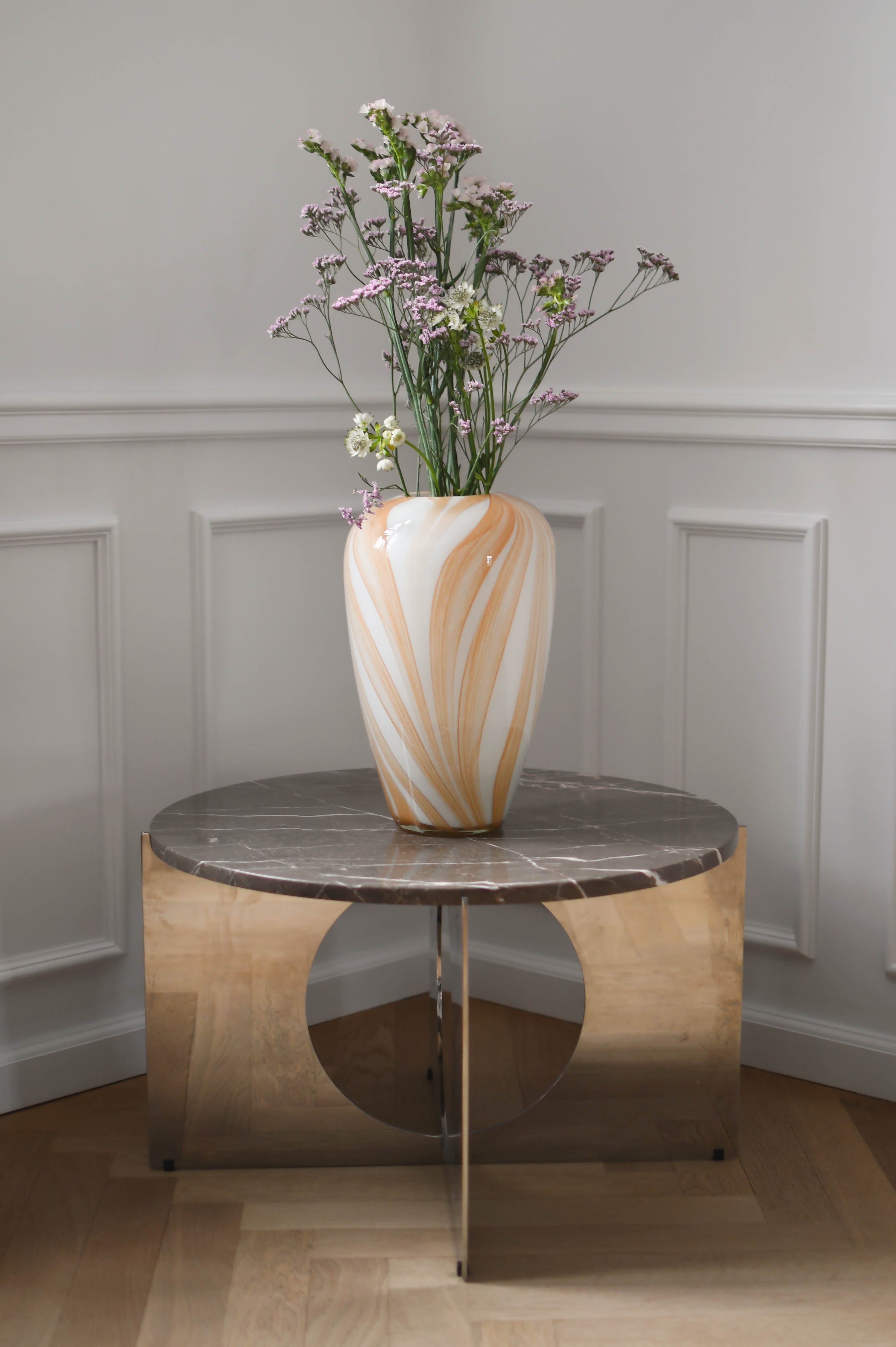 Vase med brede striber, amber/hvid - H32,5 cm.