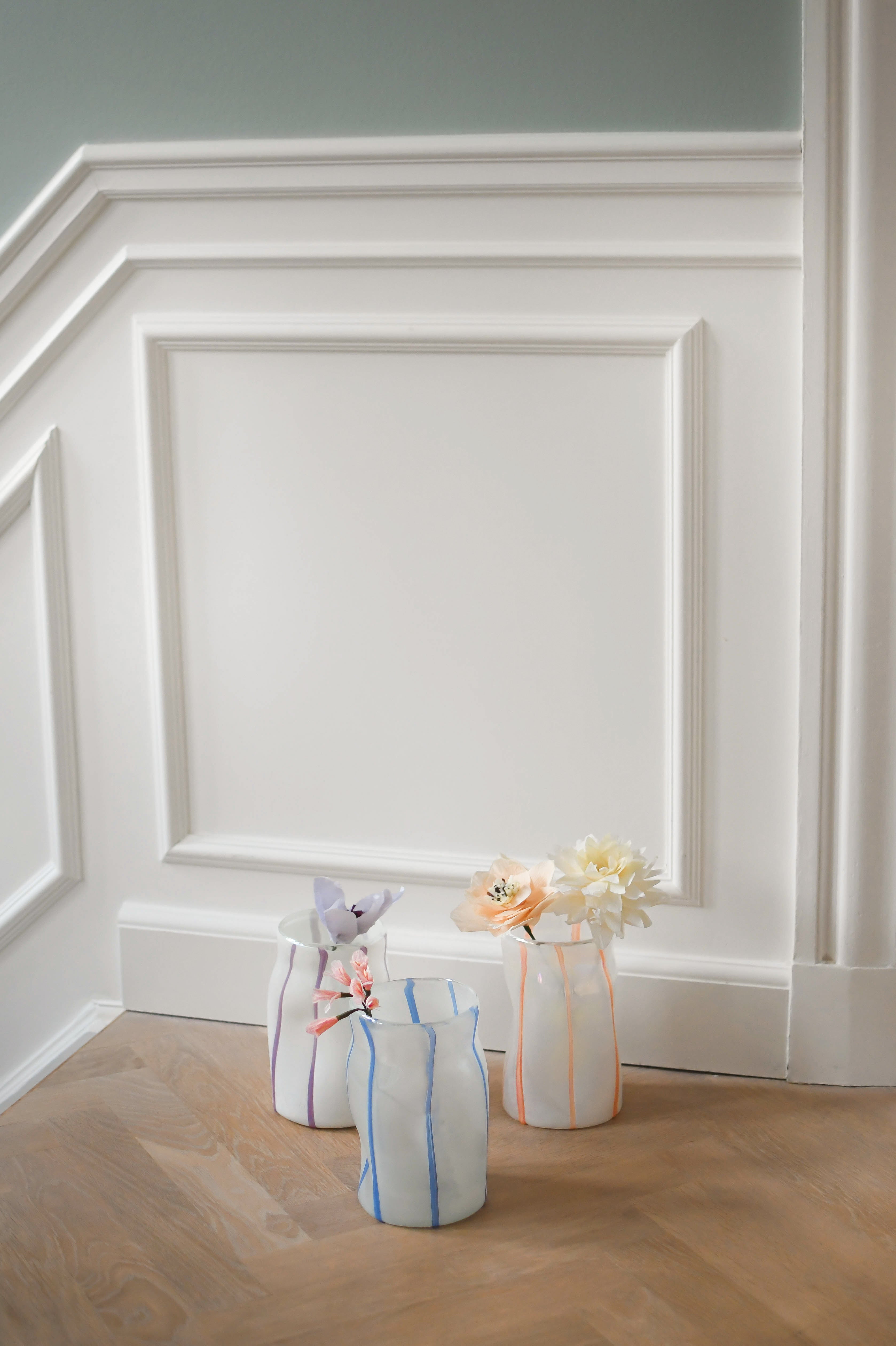 Glas vase med striber, Hvid/lilla - H19 cm