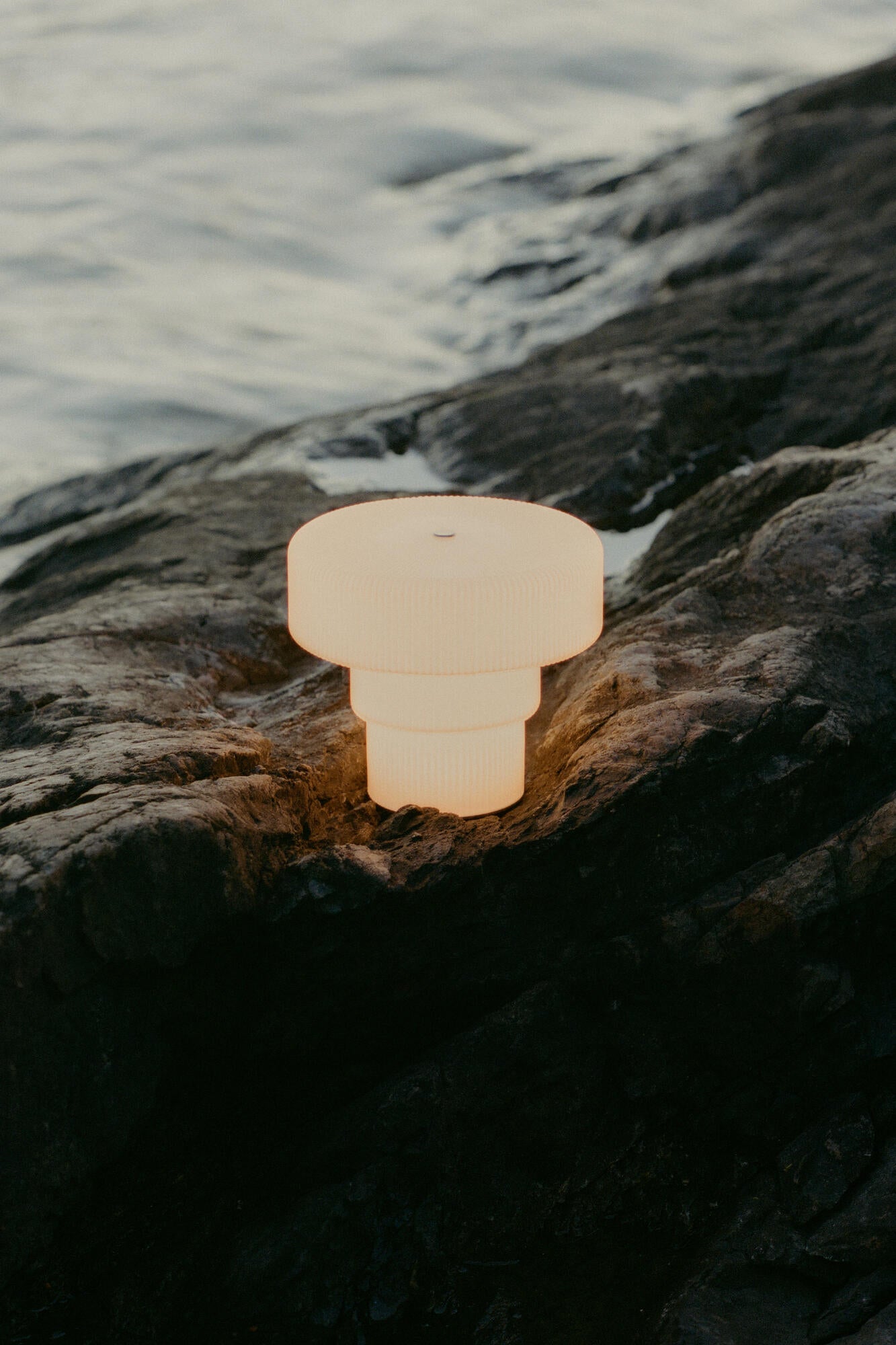 Ripple trådløs bordlampe, H16,5 cm - hvid