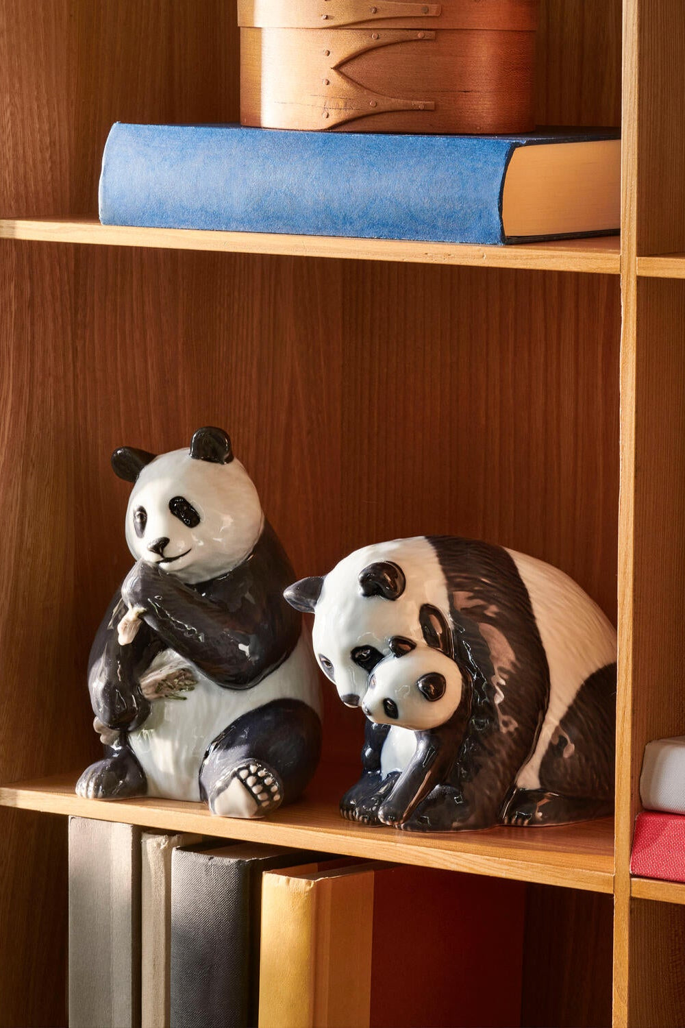 Spisende Panda figur - H18 cm.