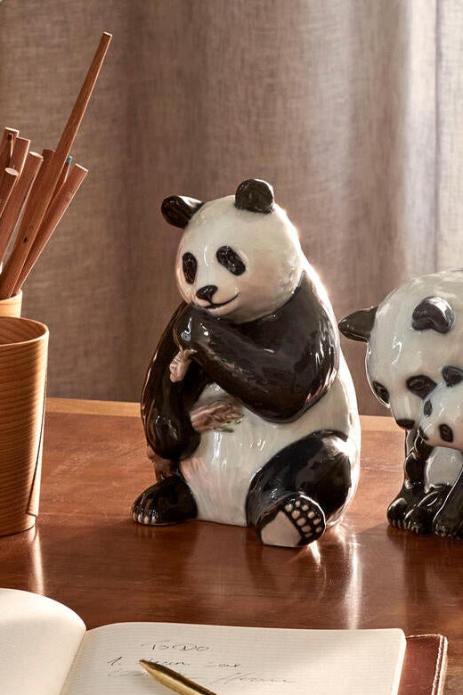 Spisende Panda figur - H18 cm.