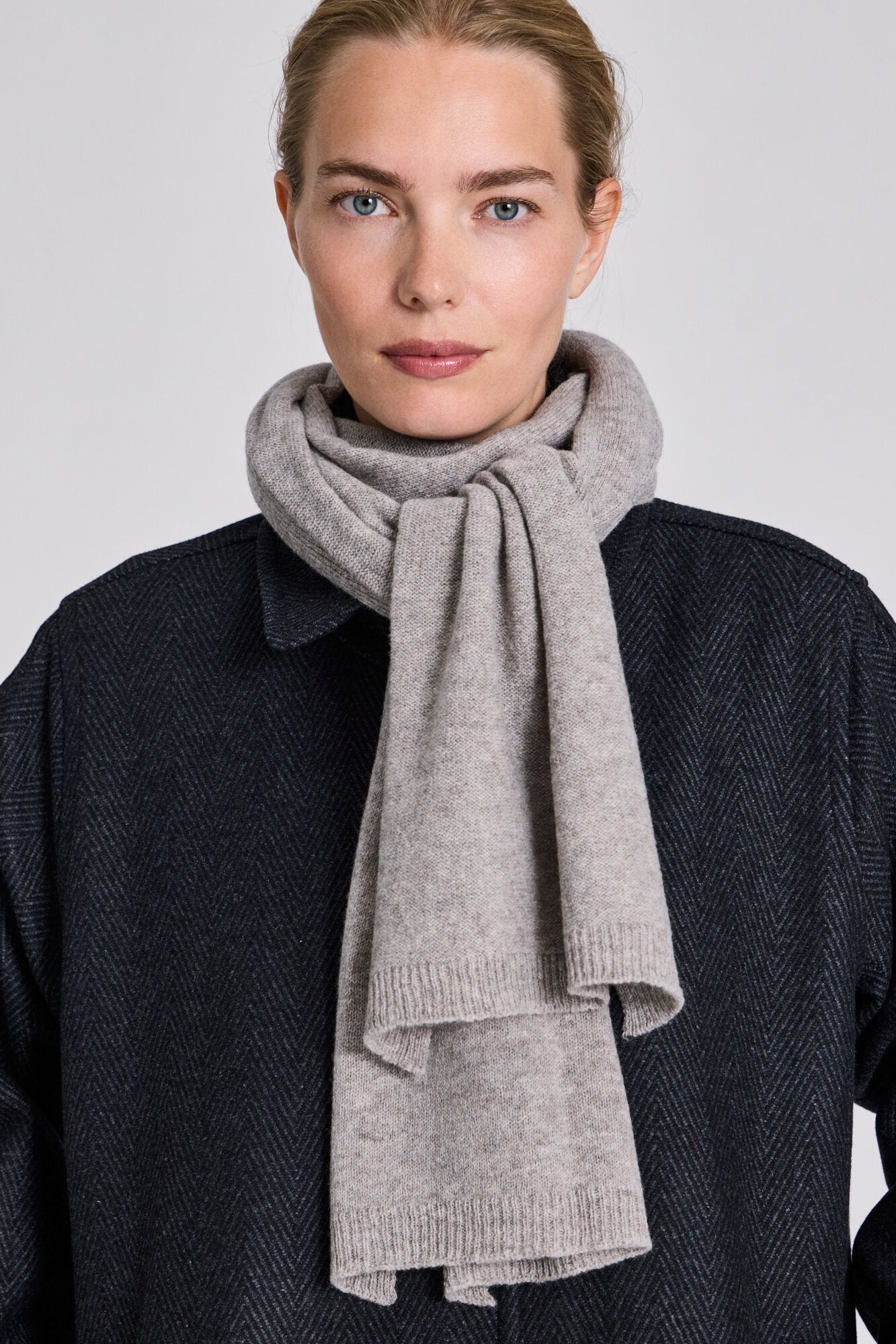 Gunvor Lambswool strikket tørklæde - Stone Grey