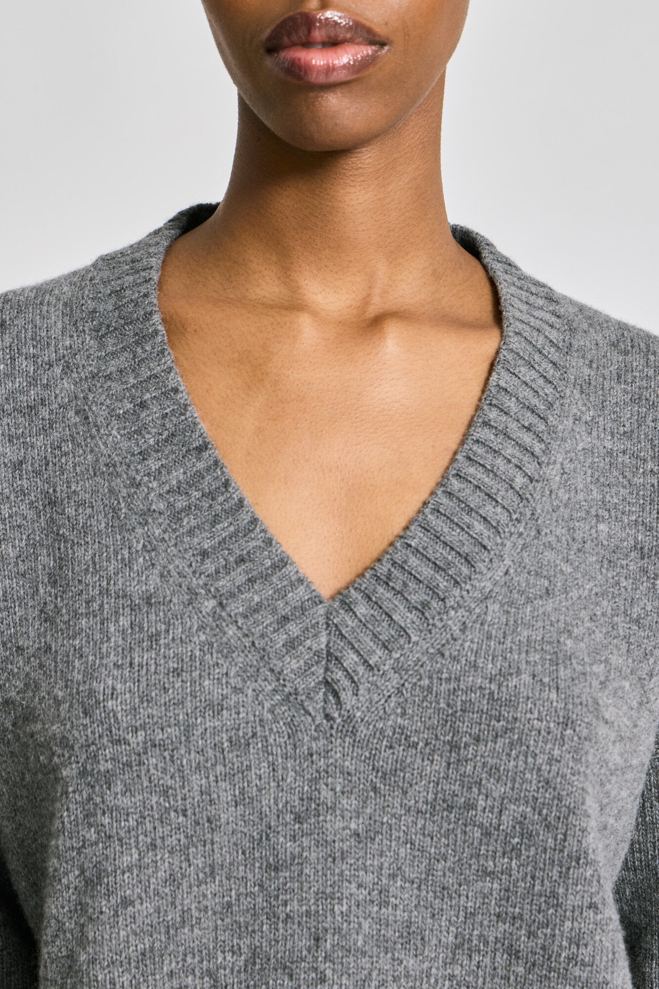 Elvira Lambswool V-Neck striktrøje - Graffitti Grey Mel