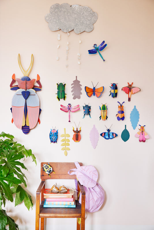 Pink bi vægdekoration