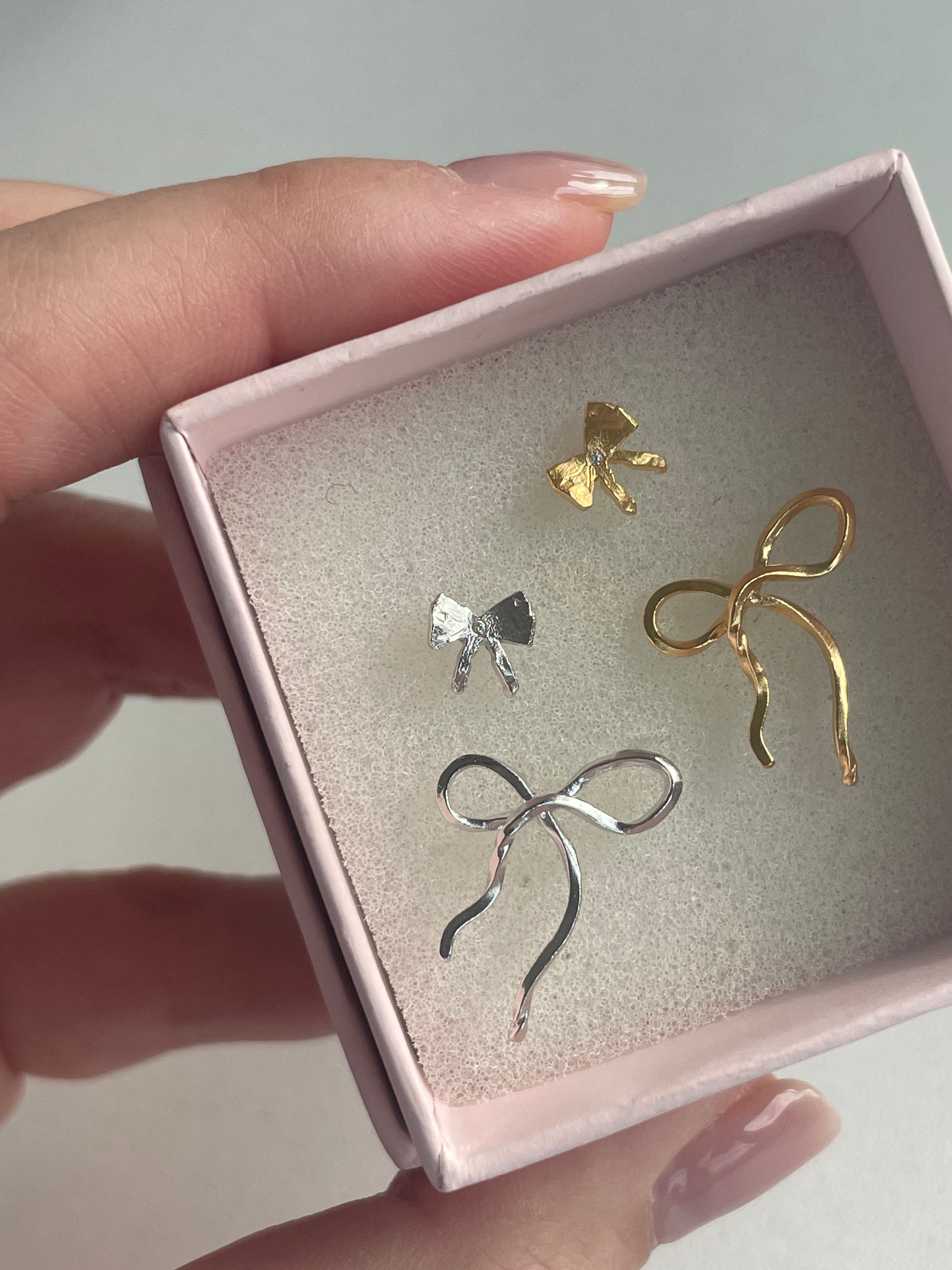 Petit Bow ørering - forgyldt