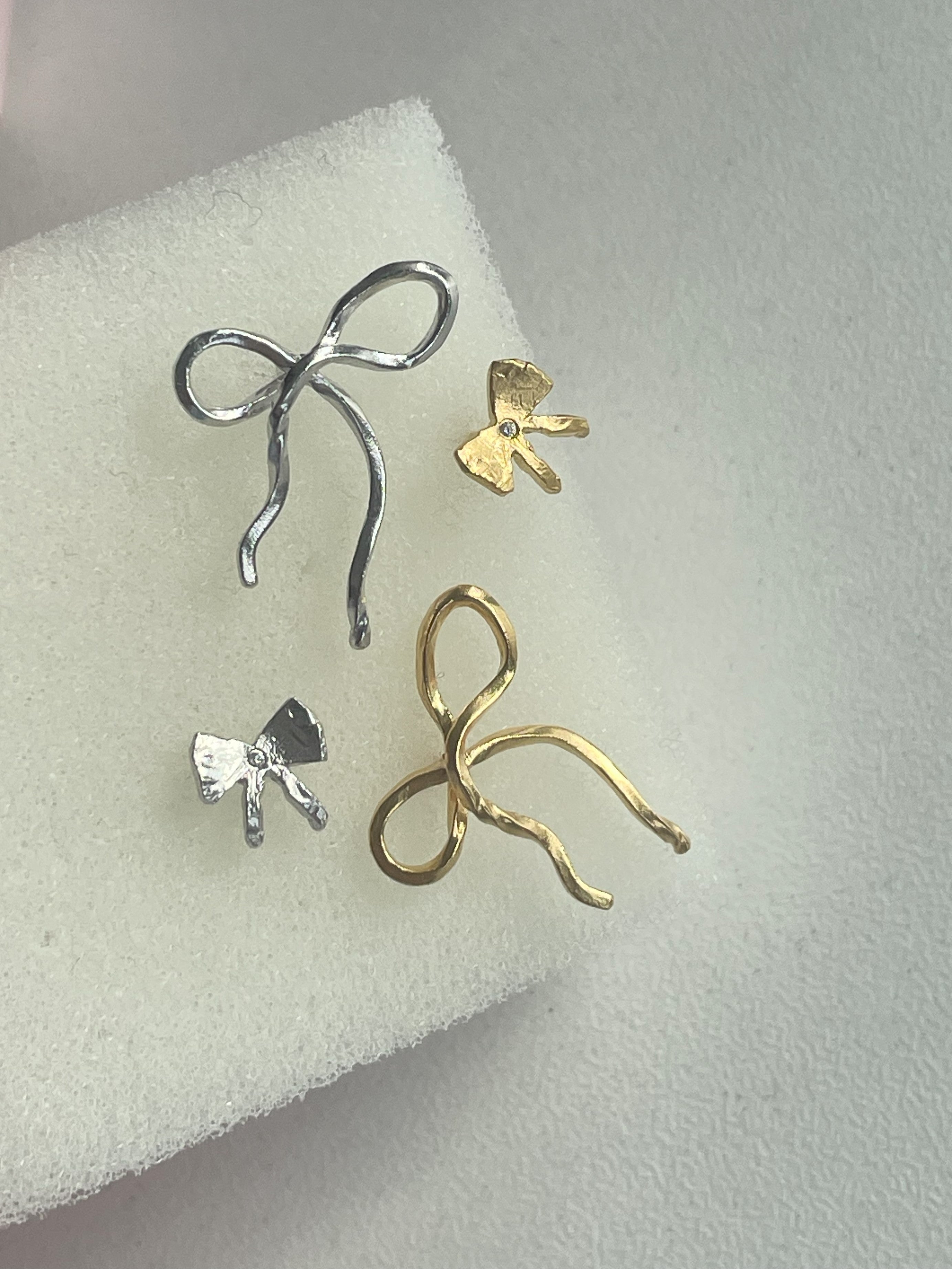 Flow Bow ørering - sølv