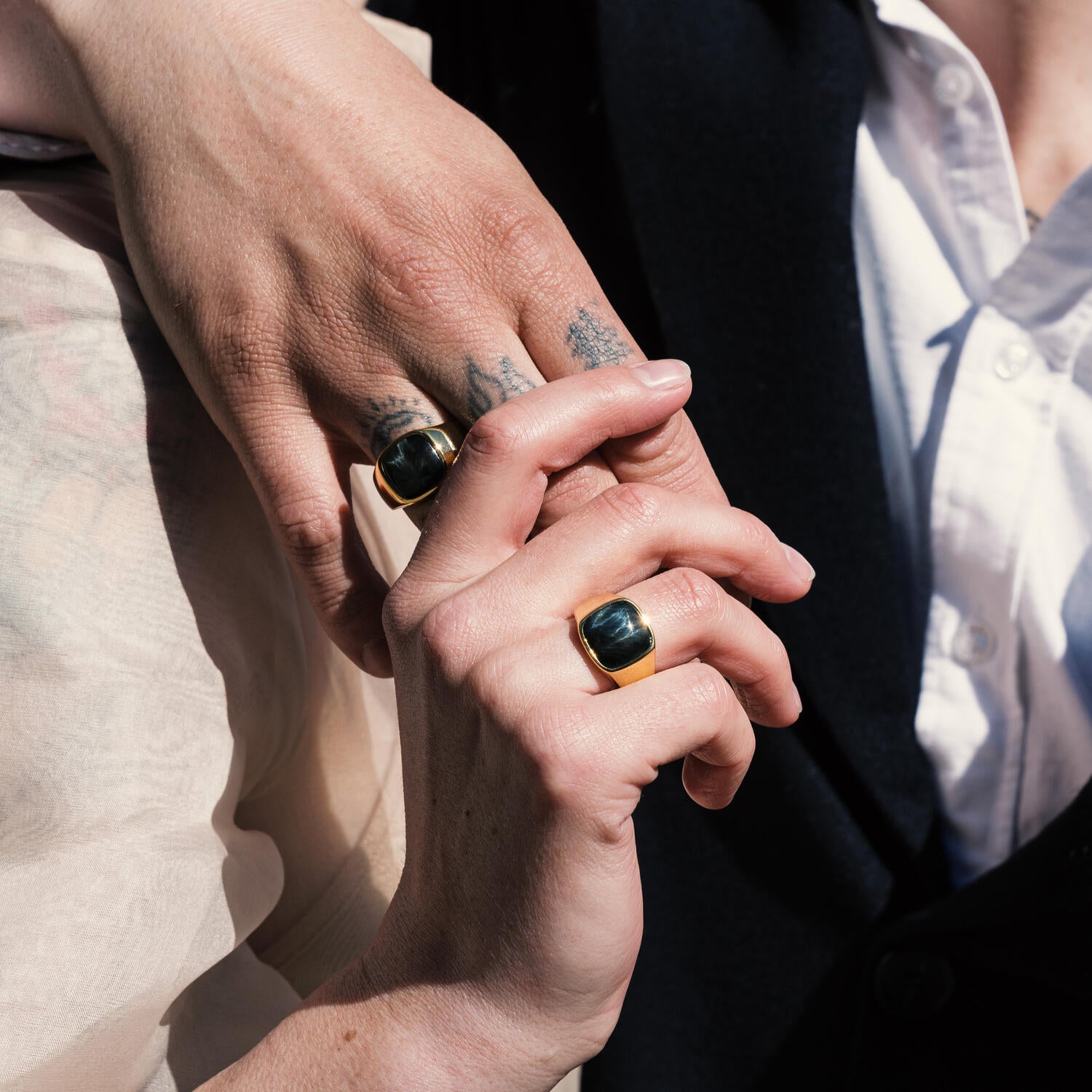 IX Cushion Signet Hawks Eye ring - forgyldt