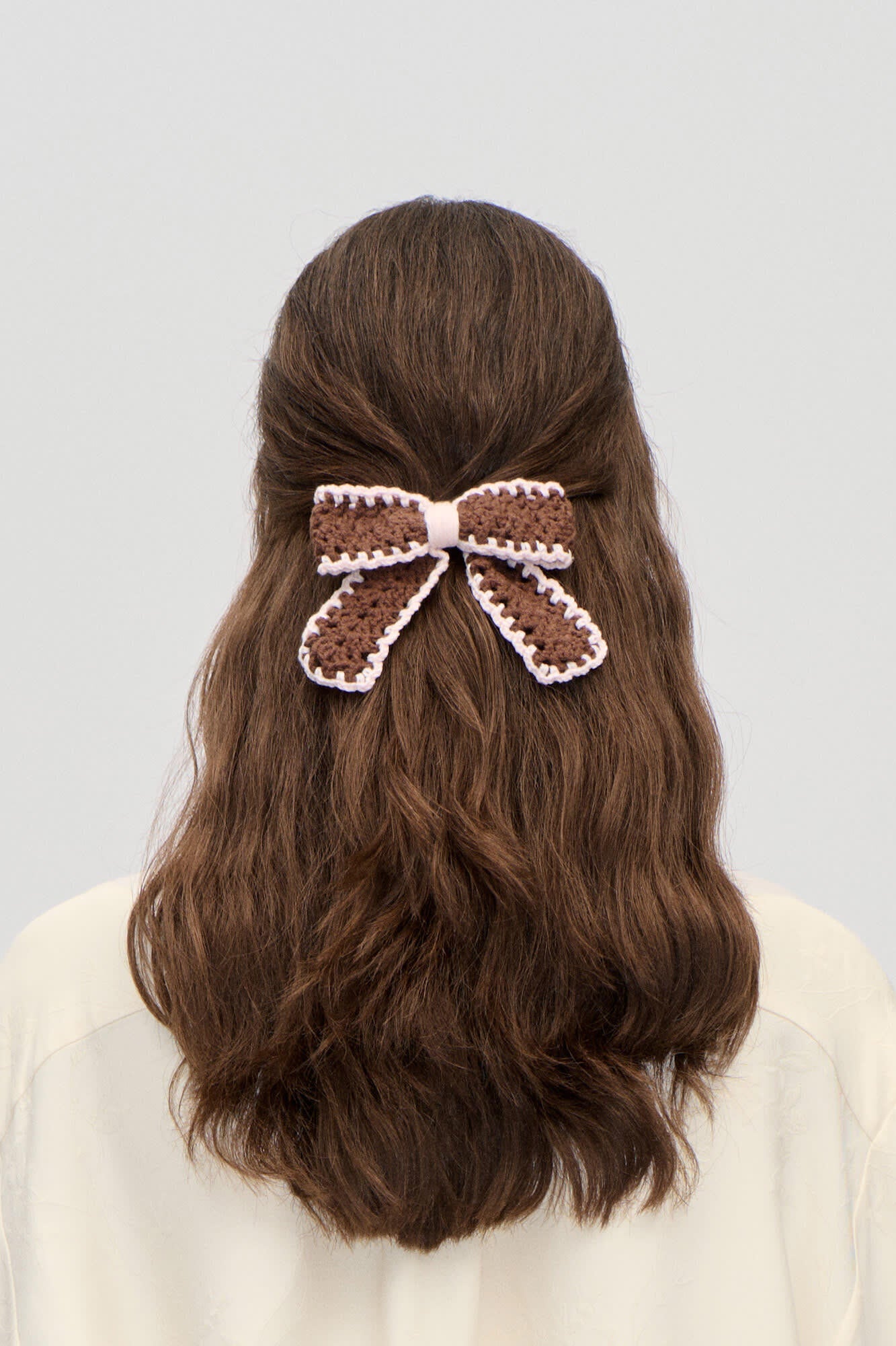 2477 Hand-Crochet Bow hårklips - Chicory Coffee