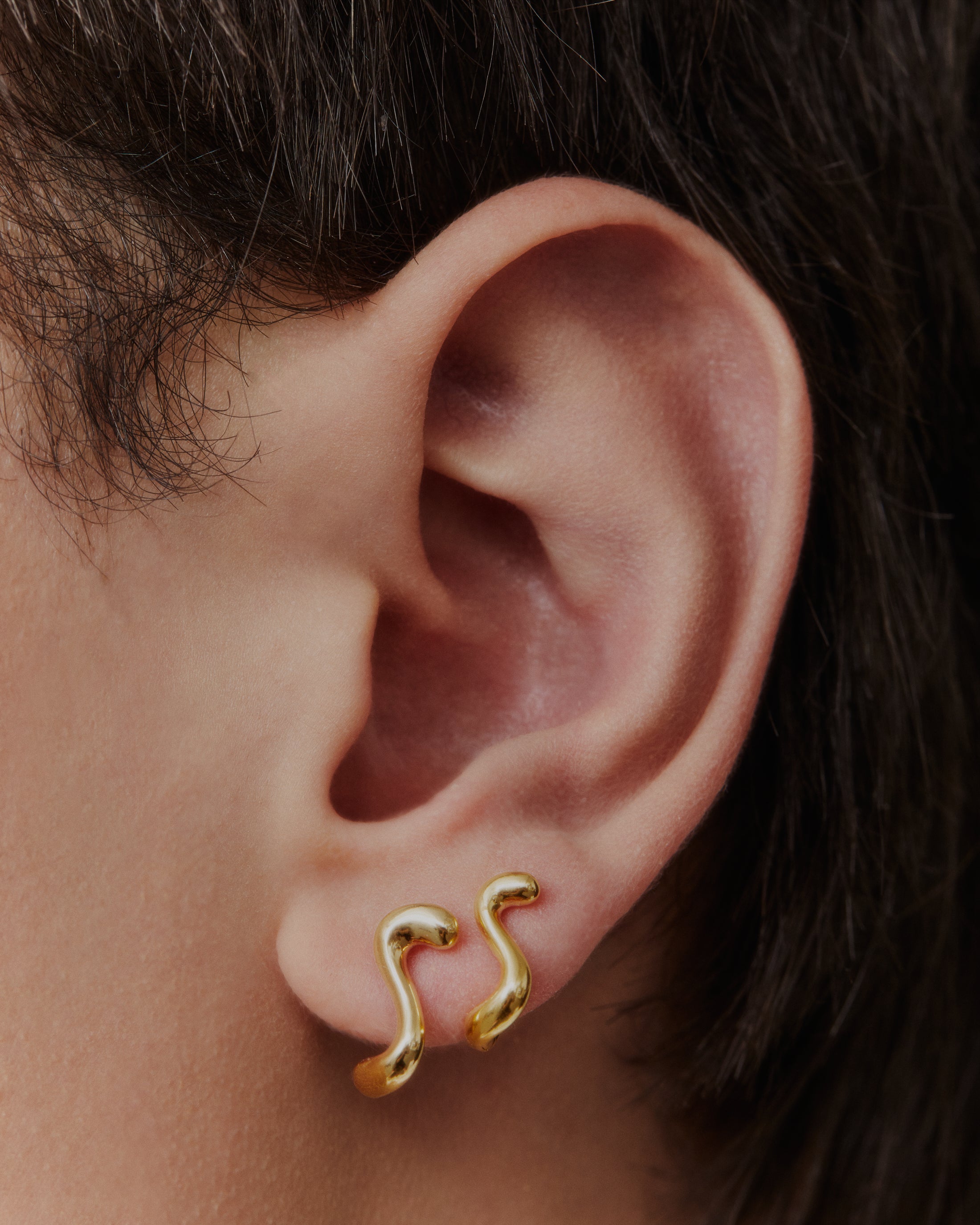 Lotus 9 Huggie ørering - forgyldt