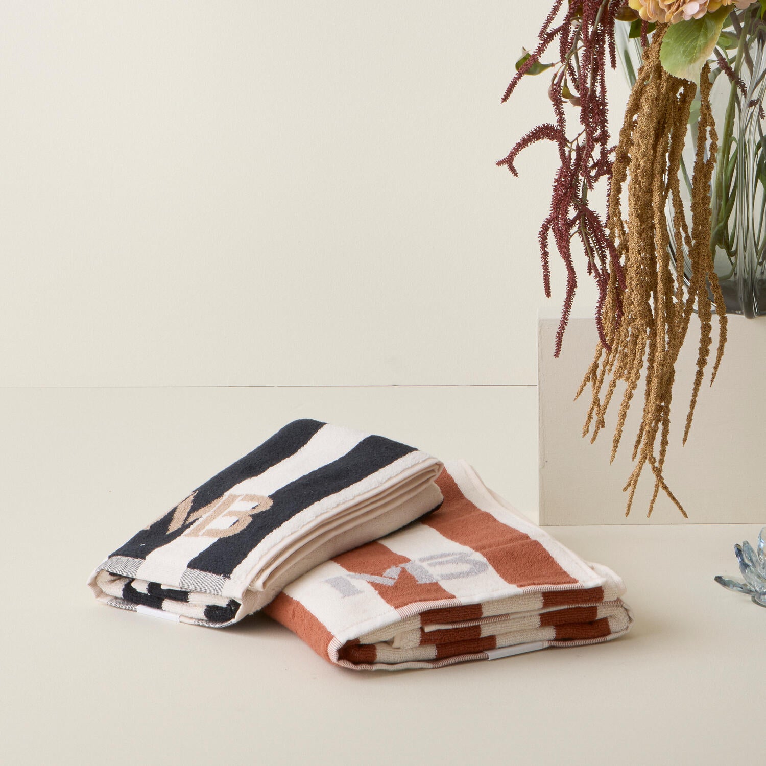 Stripe håndklæde - hvid/sort/brun