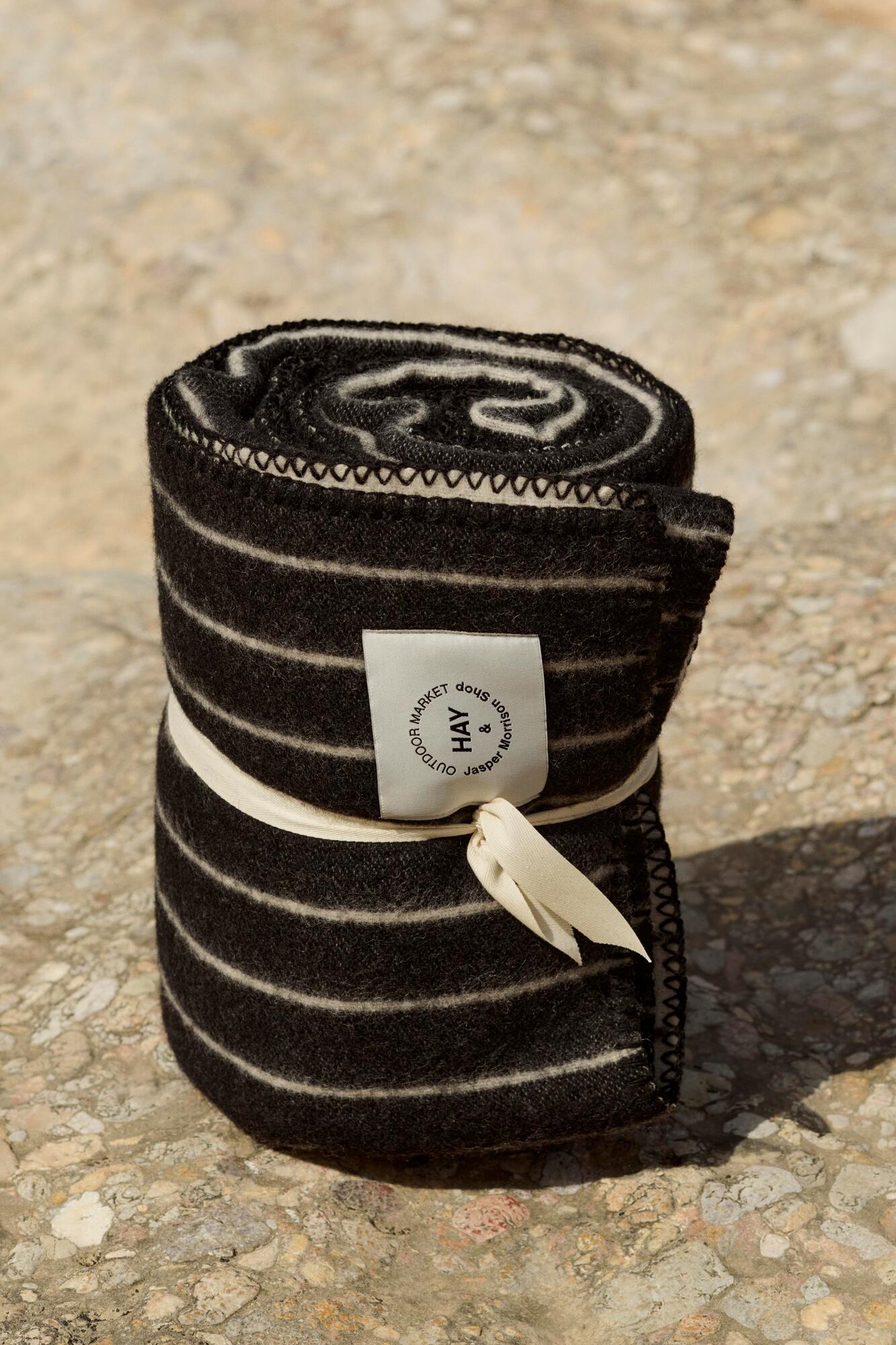 x Jasper Morrison tæppe - Black with beige stripe