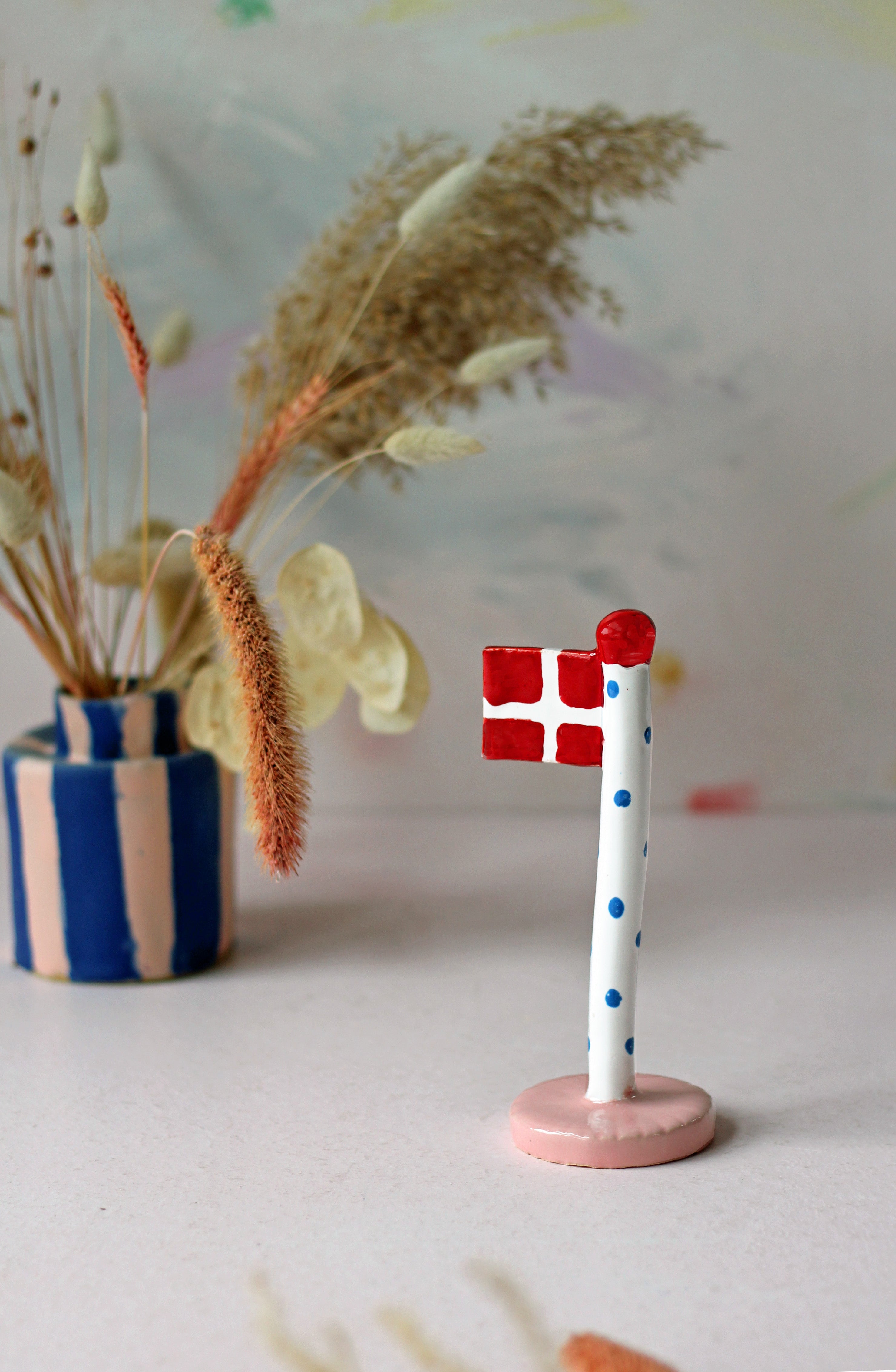 Polkadotflag med lyserød fod m. rød knop - H14-18 cm.