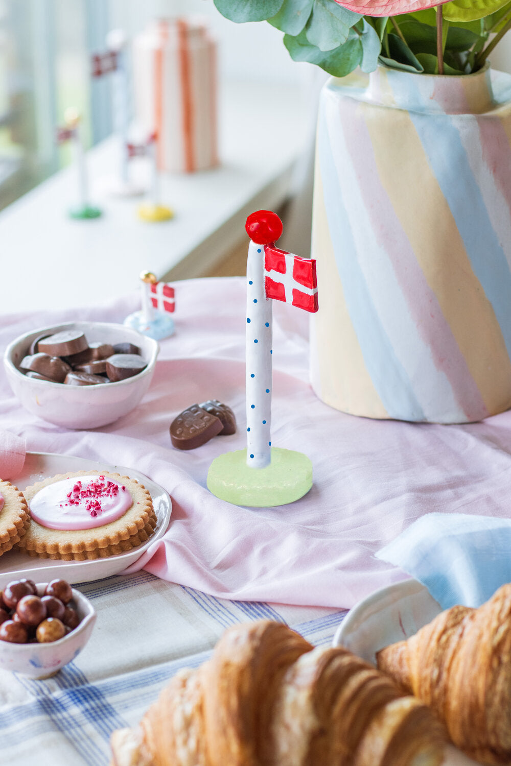 Polkadotflag med lysegrøn fod m. rød knop - H10-14 cm.
