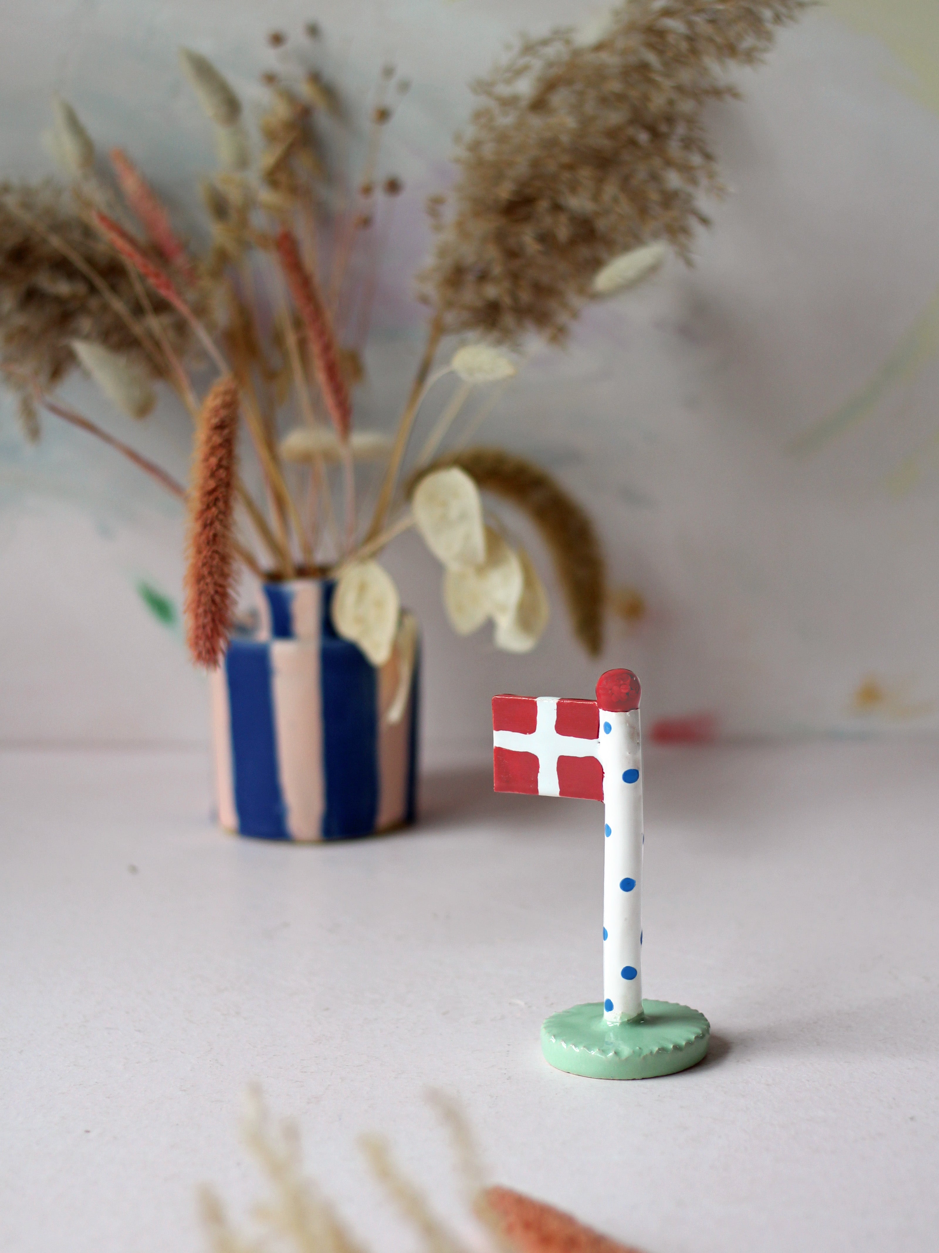 Polkadotflag med lysegrøn fod m. rød knop - H10-14 cm.