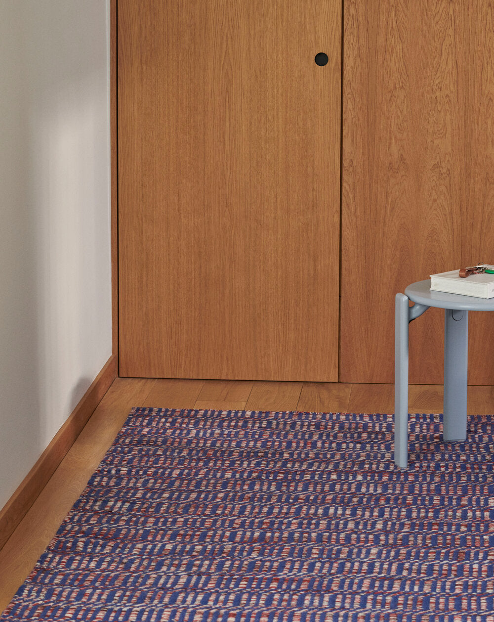 Radio gulvtæppe, rød/blå - 140x200 cm