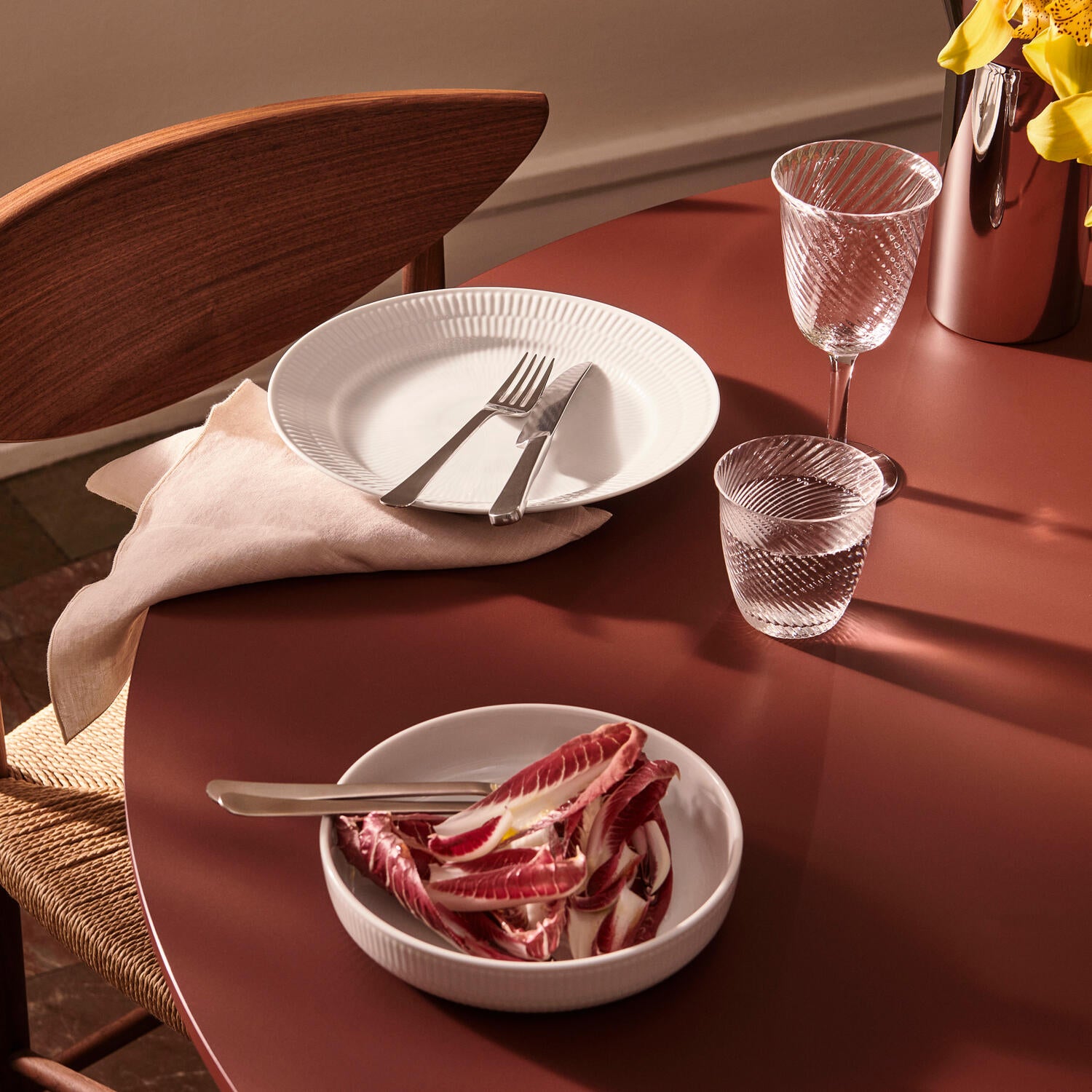 Hvid Riflet middagstallerken - Ø25 cm.