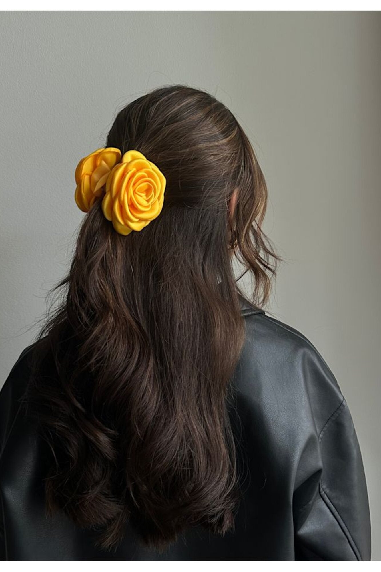 Small Satin Rose hårklemme - Latte