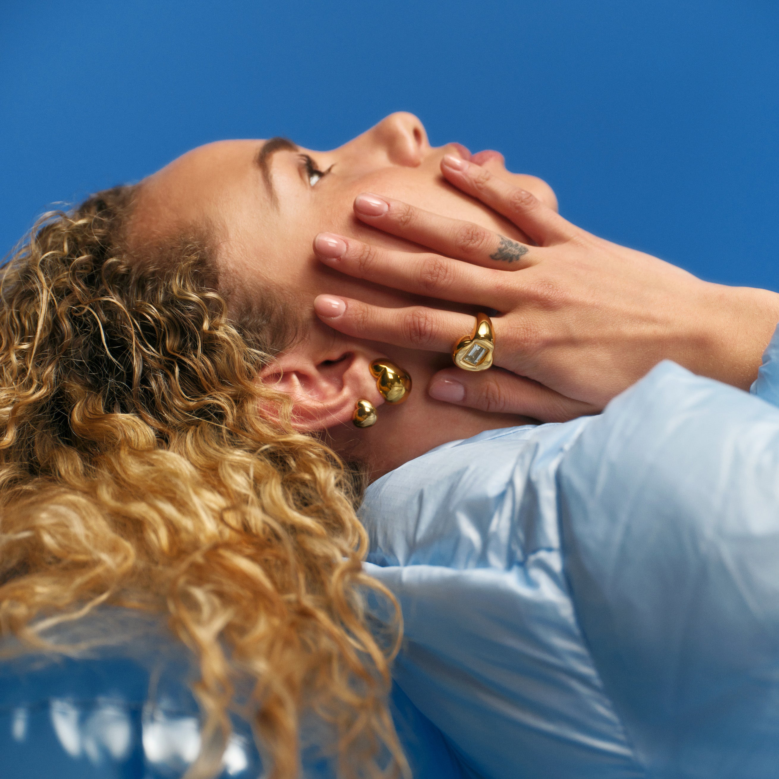 Bouncy Puffer øreringe, lille - forgyldt