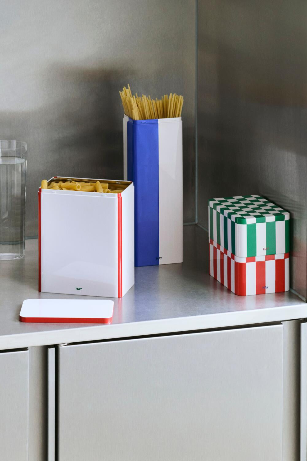 Tin beholder, H20 cm - Off-white and Red