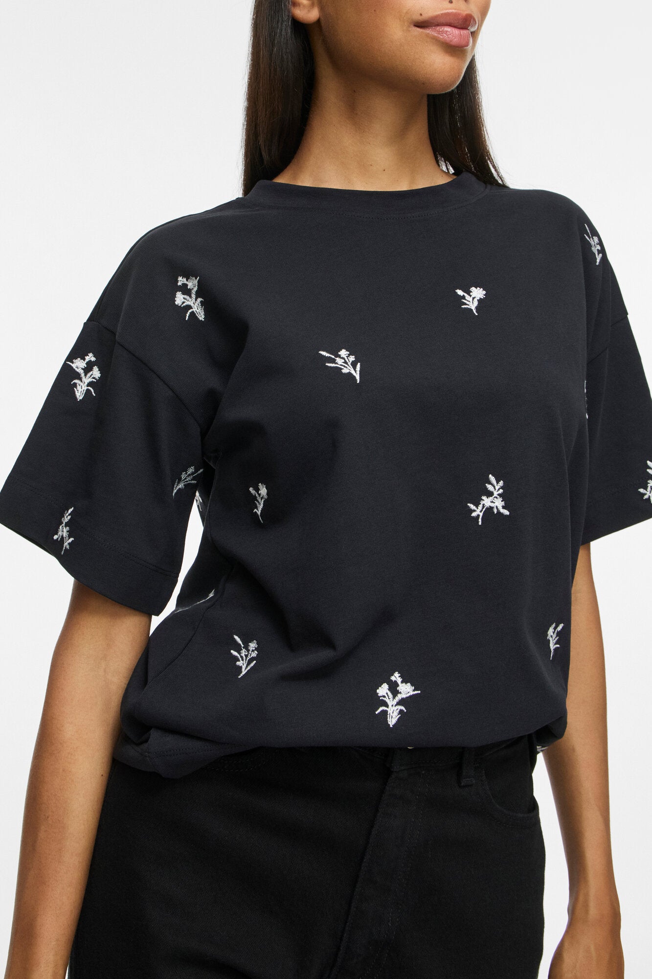 Vimonie Flower Emb t-shirt - Black Beauty