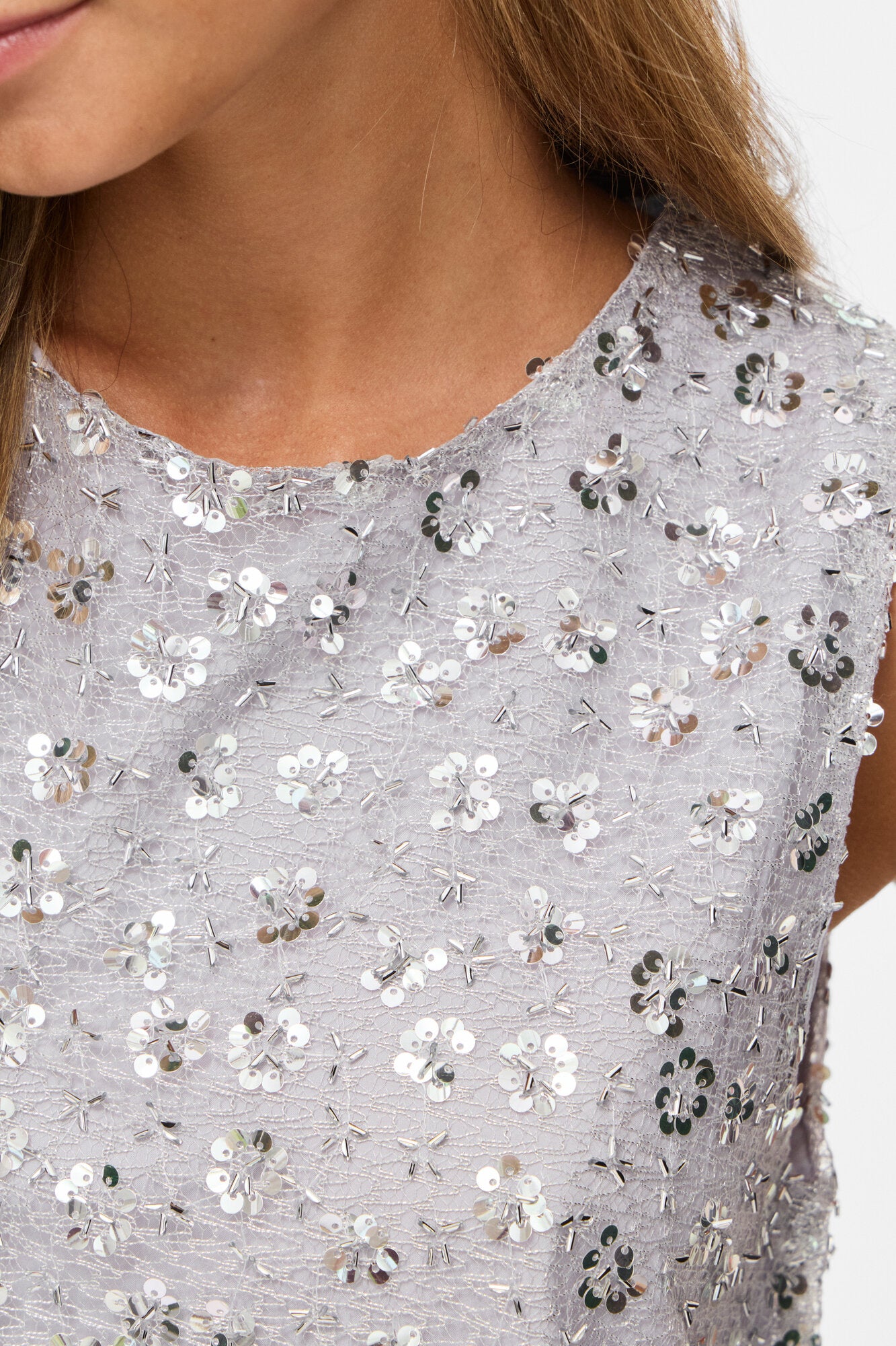 Viglita O-Neck glimmertop – sølvfarvet