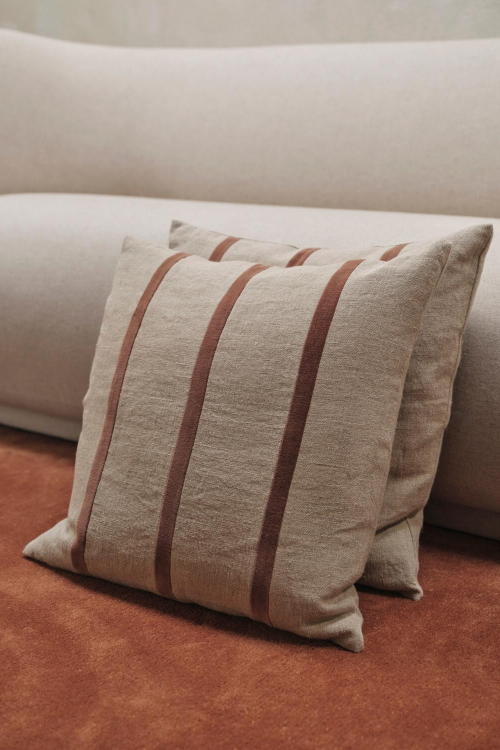 Senti Stripe pyntepude, 50x50 cm - Linen/Carob Brown