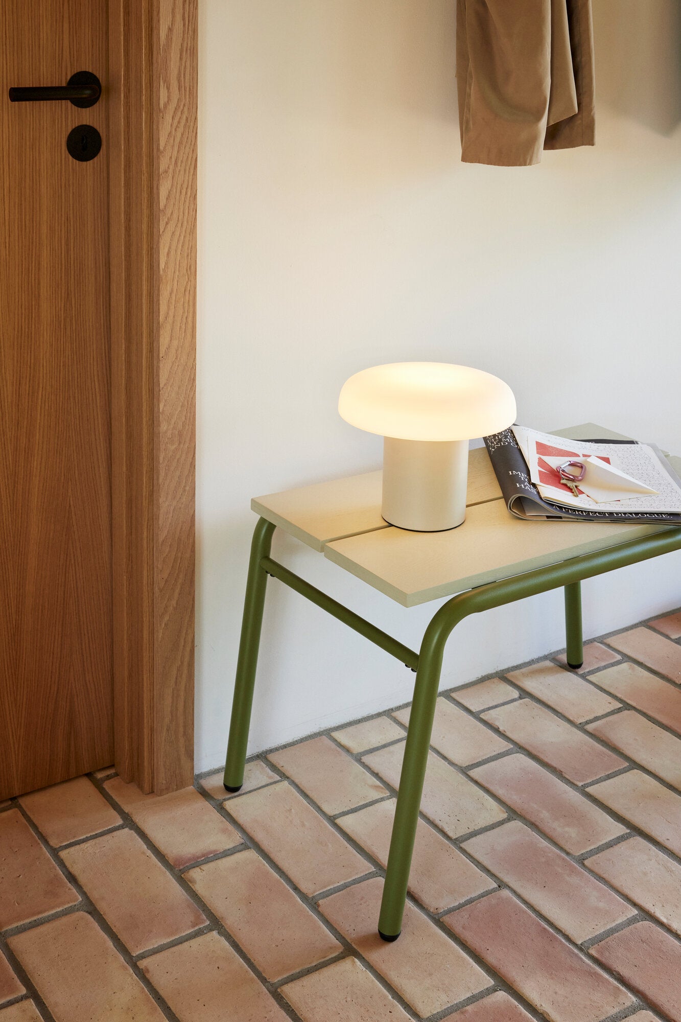 Ateliers bordlampe, sand/hvid - Ø25 cm