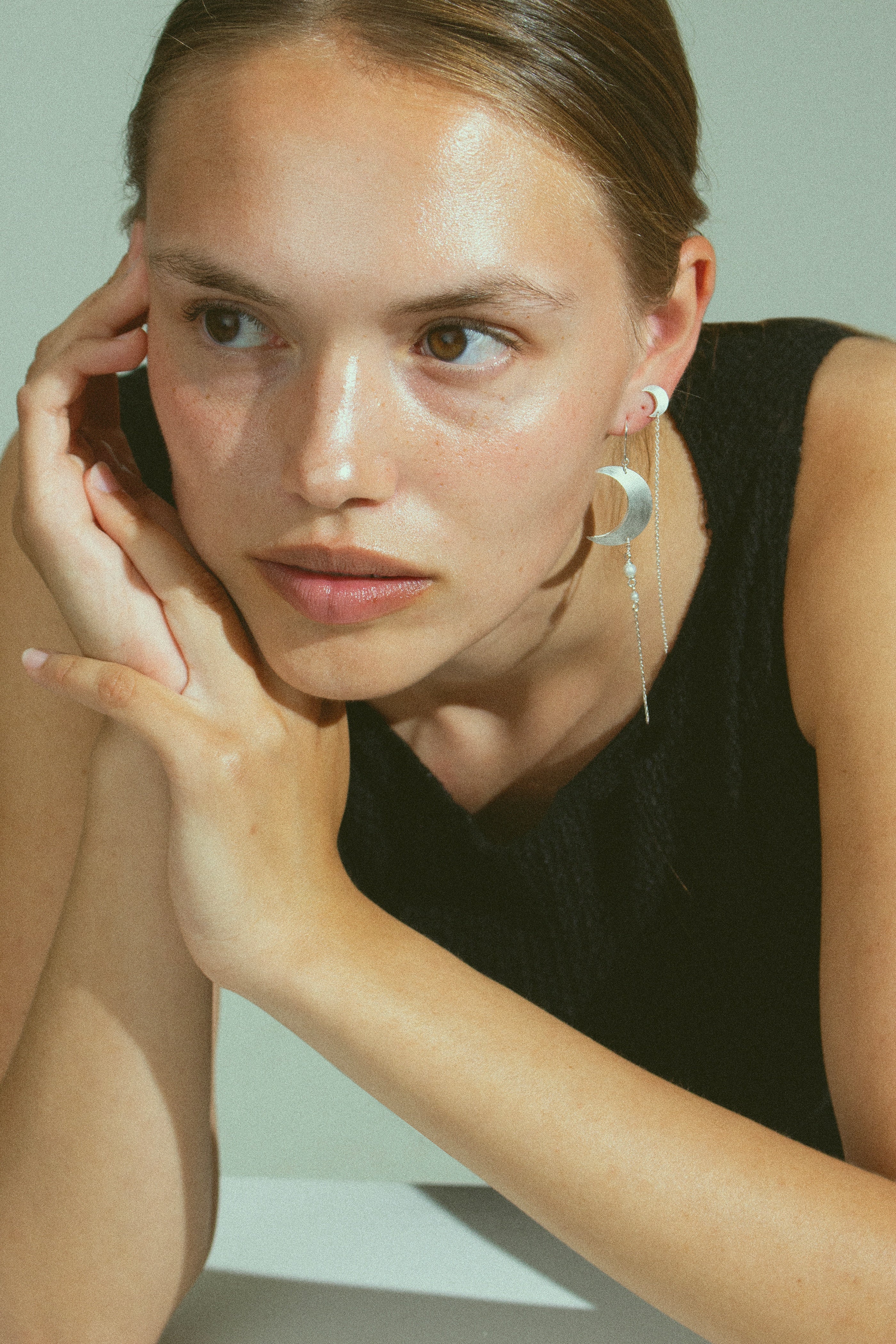 Half Moon with pearl chain ørering - sølv