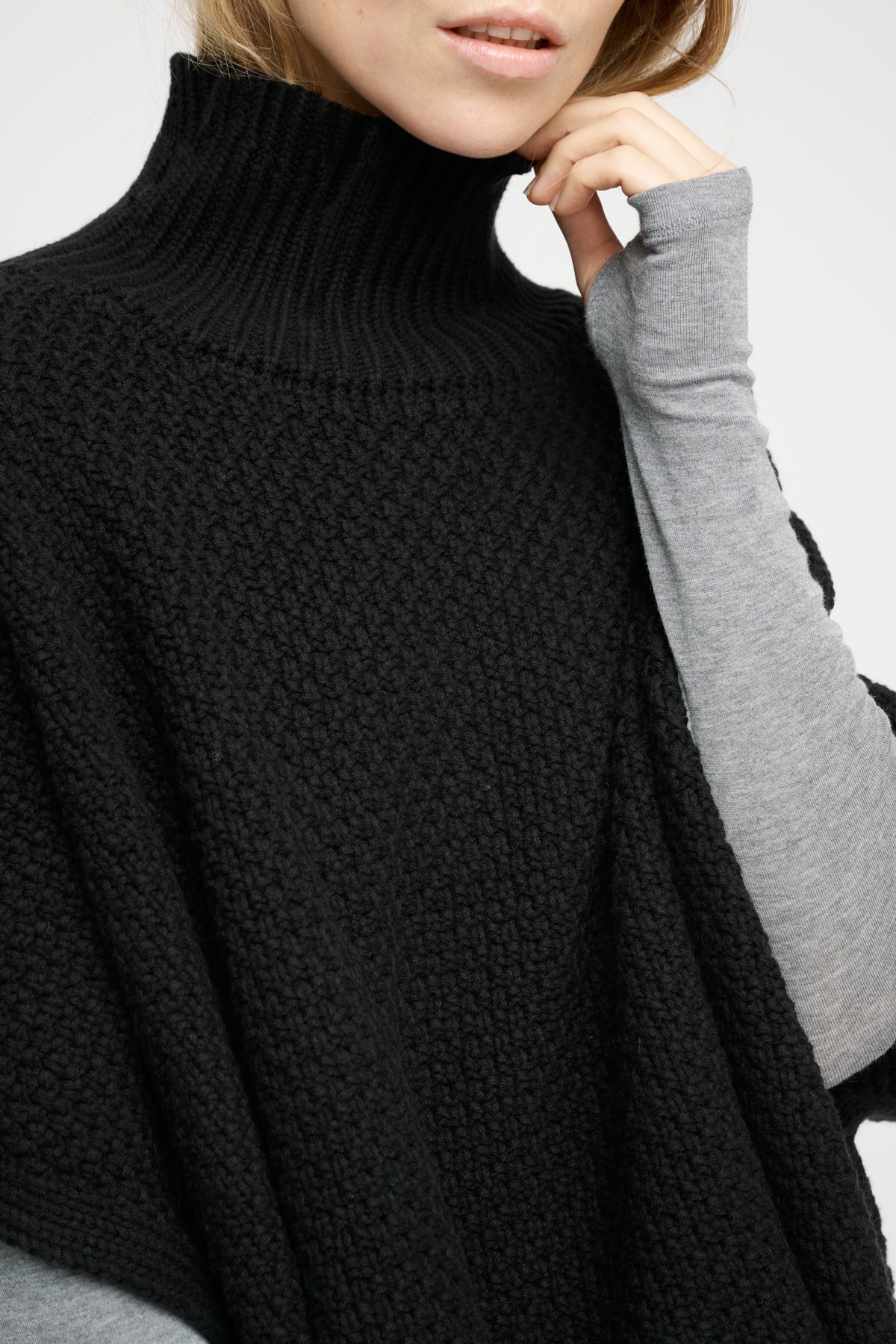 Tilia strikket poncho - sort