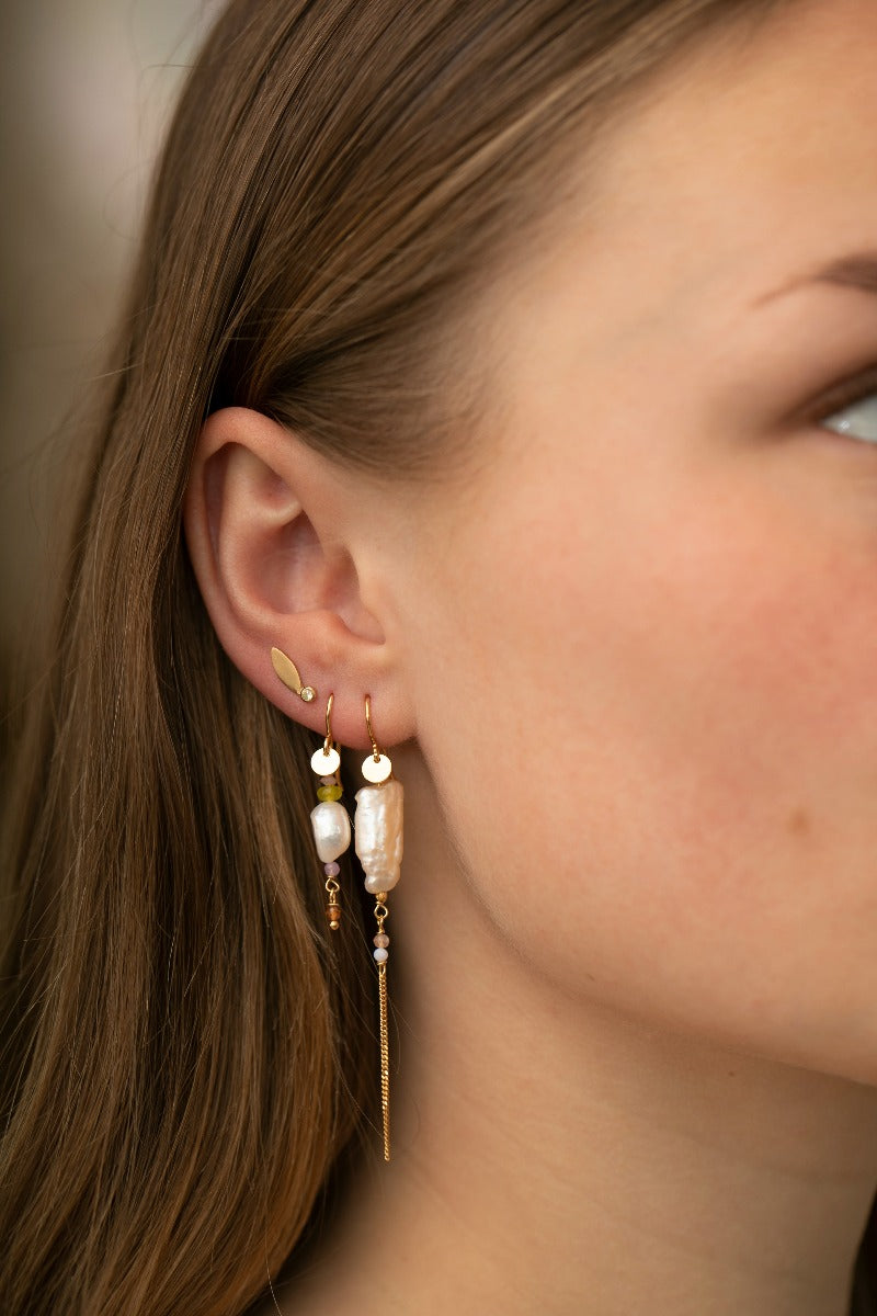 Long Baroque pearl med kæde  - forgyldt