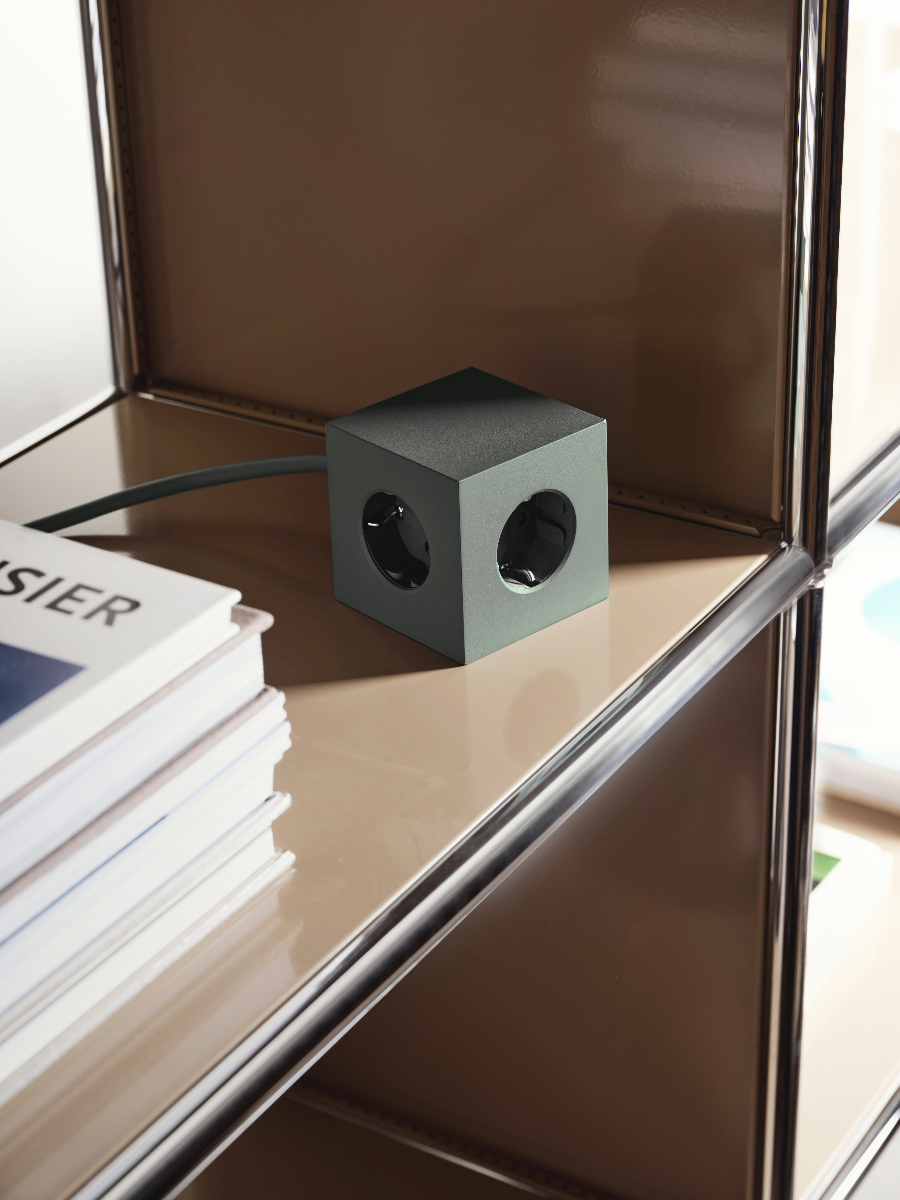 AVOLT Square, USB & magnet Stikdåse - Oak Green - Bahne